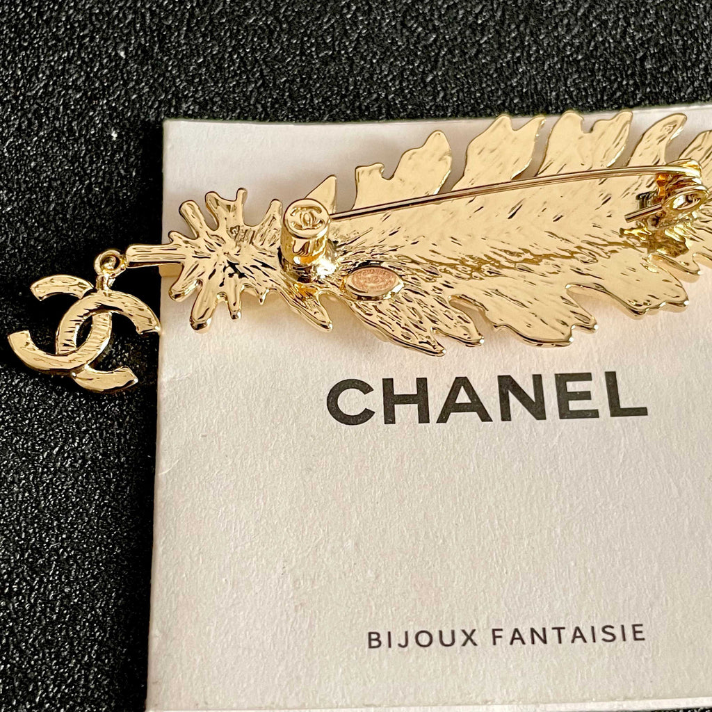 CHANEL 26S DOUBLE C LOGO CRYSTAL EMBELLISHED LEAF BROOCH IN GOLD METAL 630082