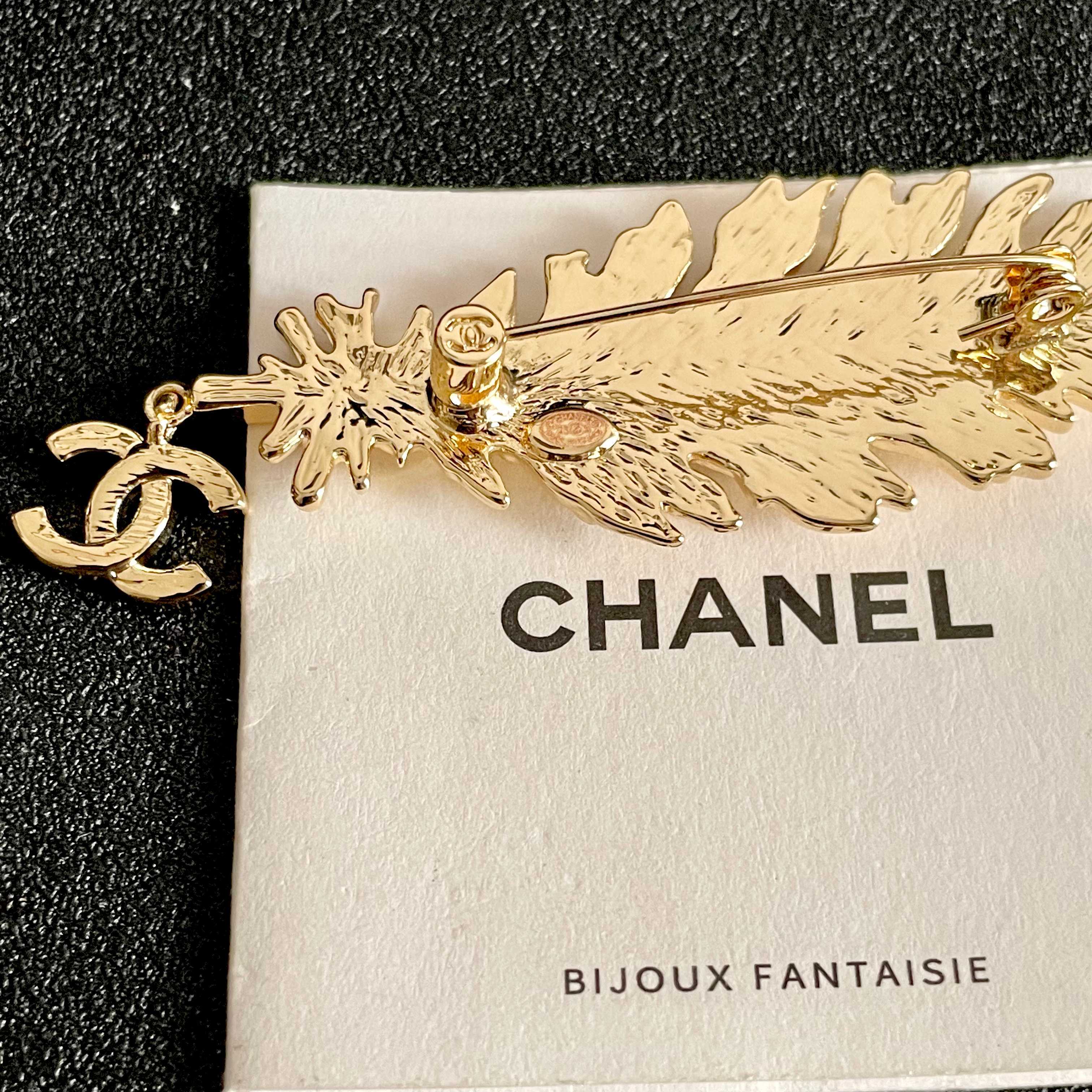 CHANEL 26S DOUBLE C LOGO CRYSTAL EMBELLISHED LEAF BROOCH IN GOLD METAL 630082