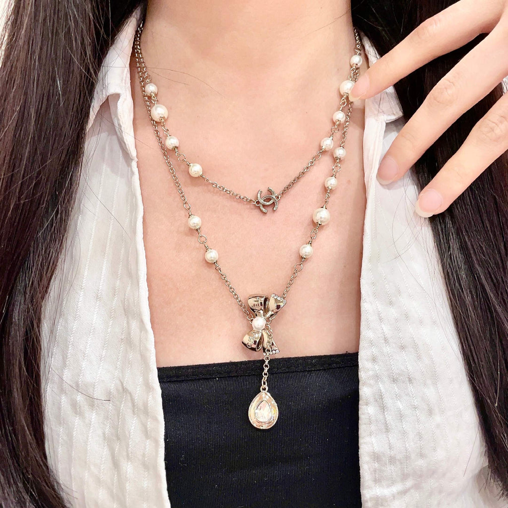 CHANEL 26S DOUBLE C LOGO PEARL LAYERED CHAIN BOW & CRYSTAL DROP NECKLACE IN GOLD METAL 629883