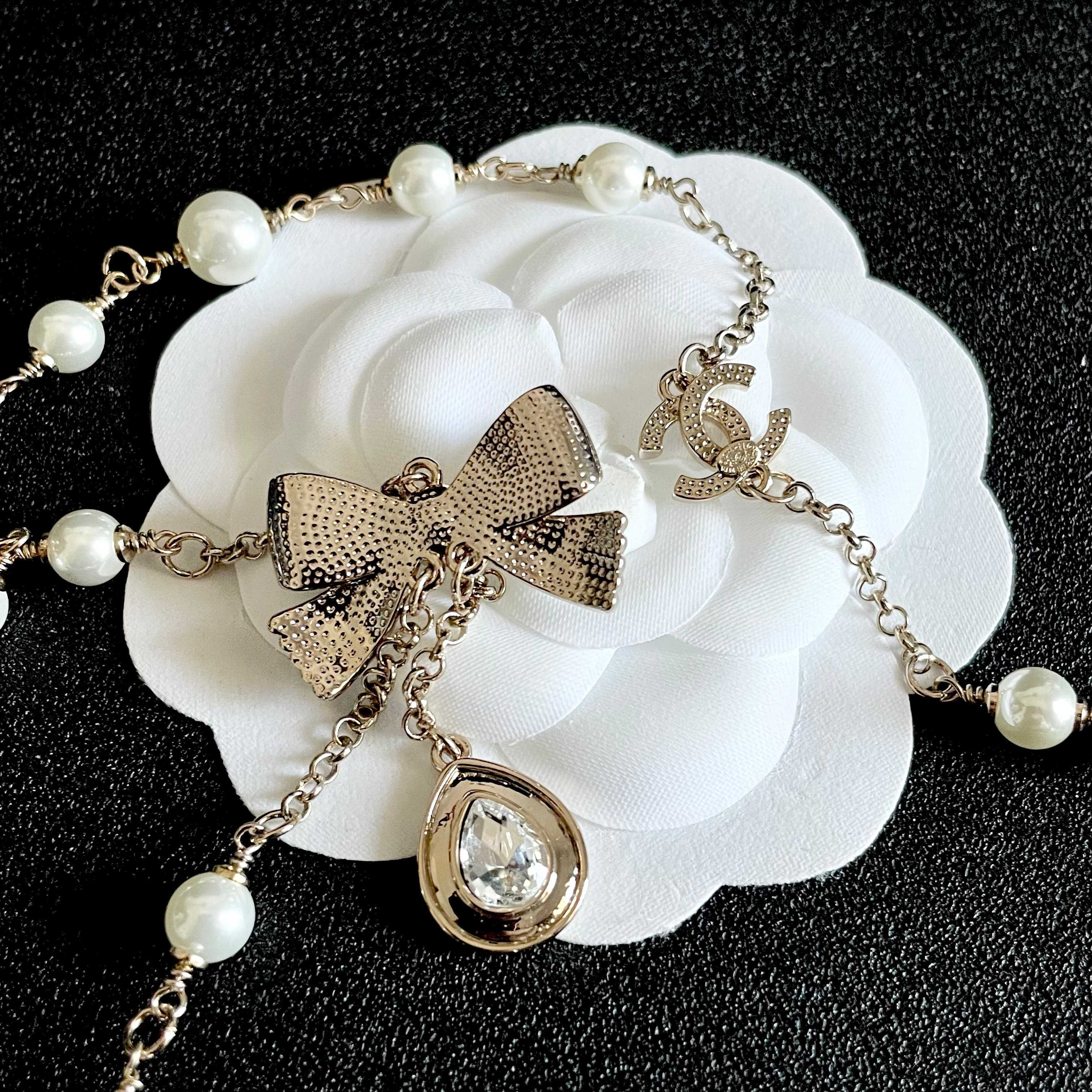 CHANEL 26S DOUBLE C LOGO PEARL LAYERED CHAIN BOW & CRYSTAL DROP NECKLACE IN GOLD METAL 629883