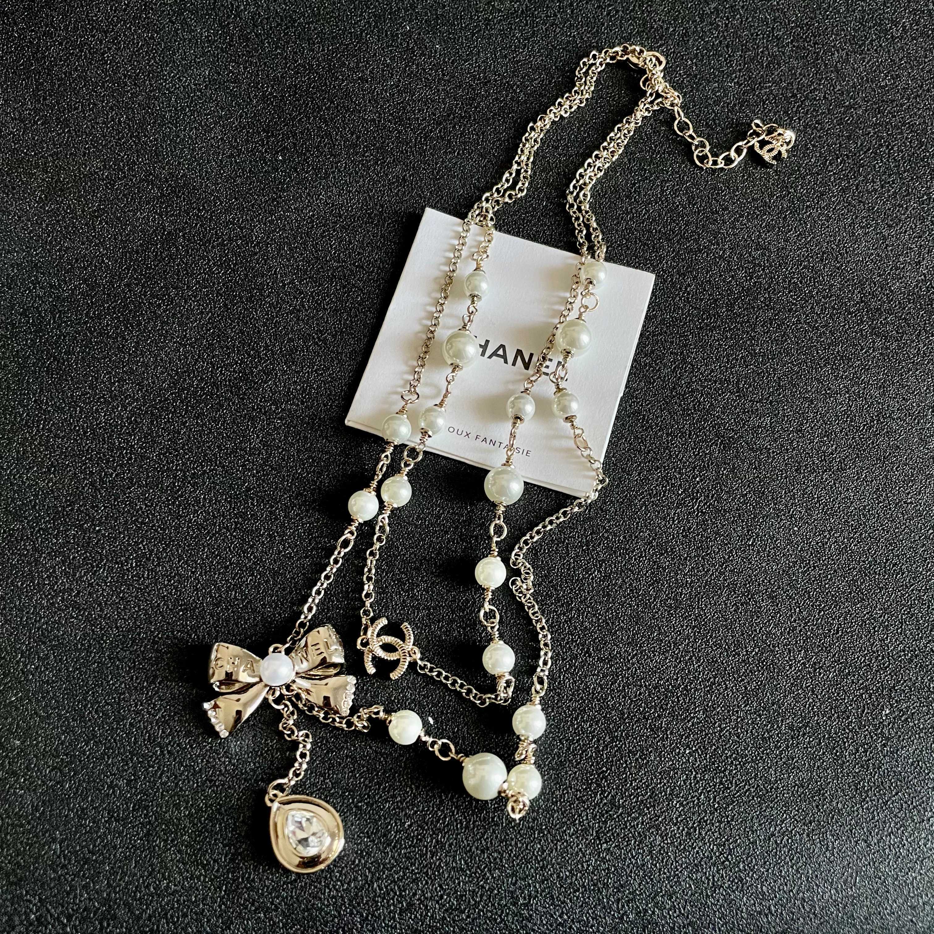 CHANEL 26S DOUBLE C LOGO PEARL LAYERED CHAIN BOW & CRYSTAL DROP NECKLACE IN GOLD METAL 629883
