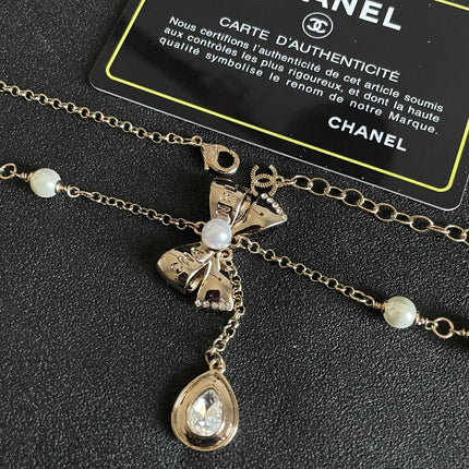 CHANEL 26S DOUBLE C LOGO PEARL LAYERED CHAIN BOW & CRYSTAL DROP NECKLACE IN GOLD METAL 629883