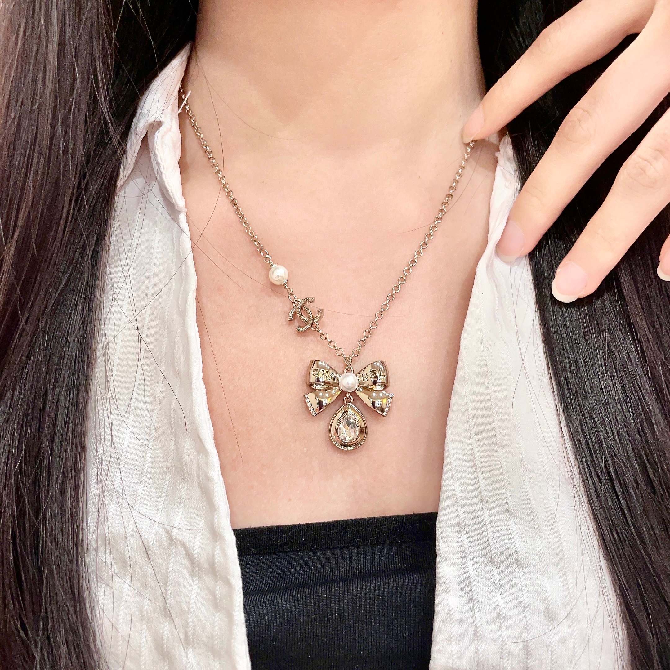 CHANEL 26S DOUBLE C LOGO PEARL BOW & CRYSTAL DROP NECKLACE IN GOLD METAL 629884