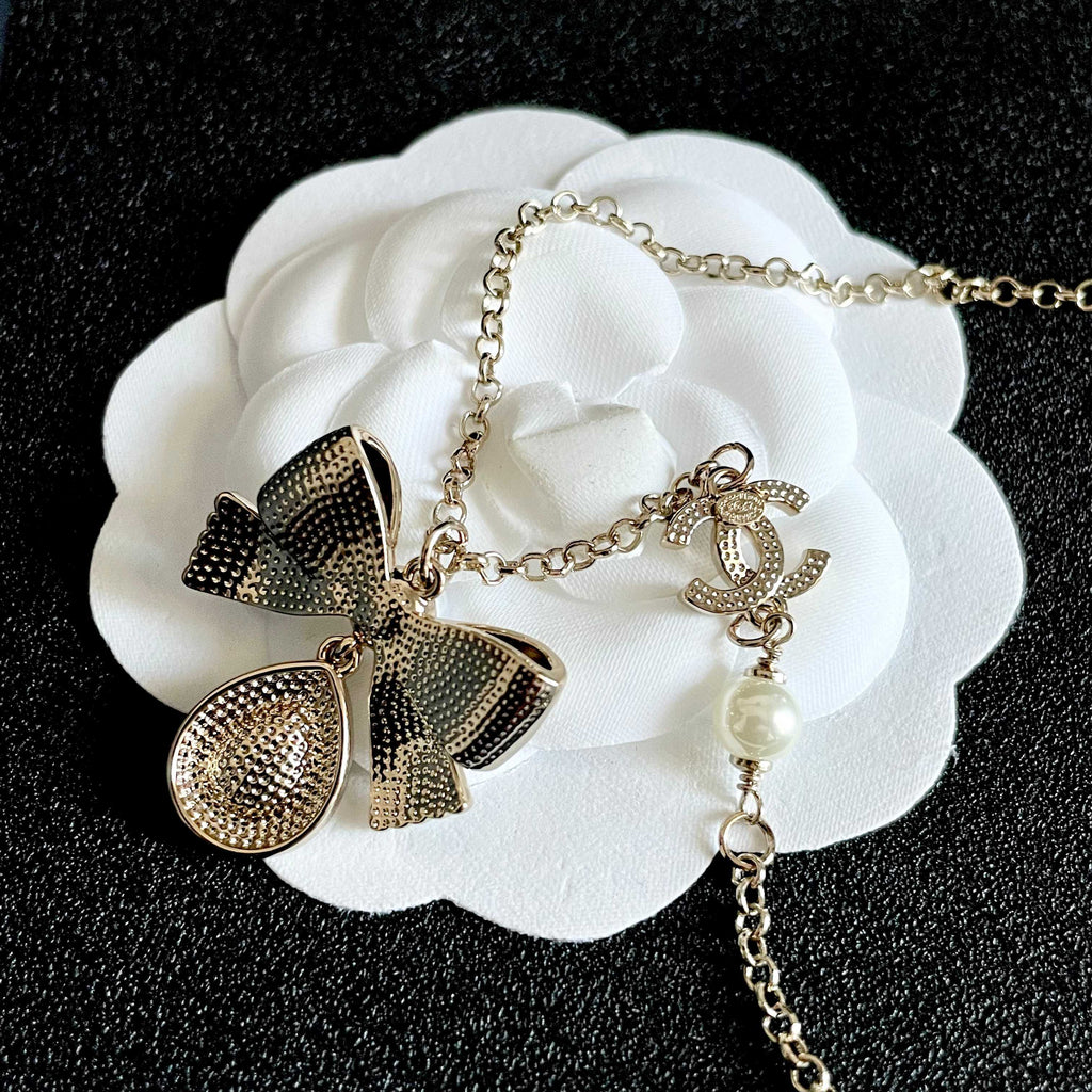 CHANEL 26S DOUBLE C LOGO PEARL BOW & CRYSTAL DROP NECKLACE IN GOLD METAL 629884