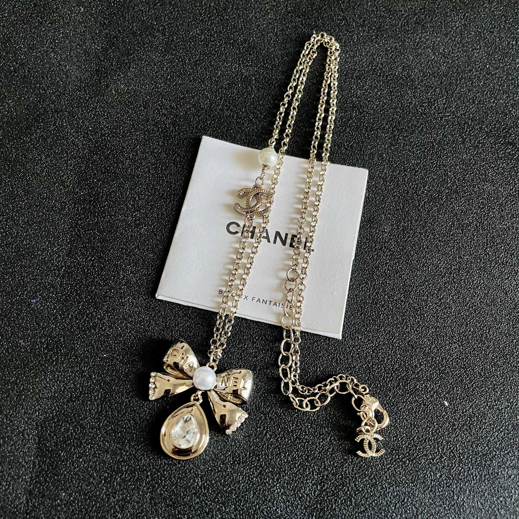 CHANEL 26S DOUBLE C LOGO PEARL BOW & CRYSTAL DROP NECKLACE IN GOLD METAL 629884