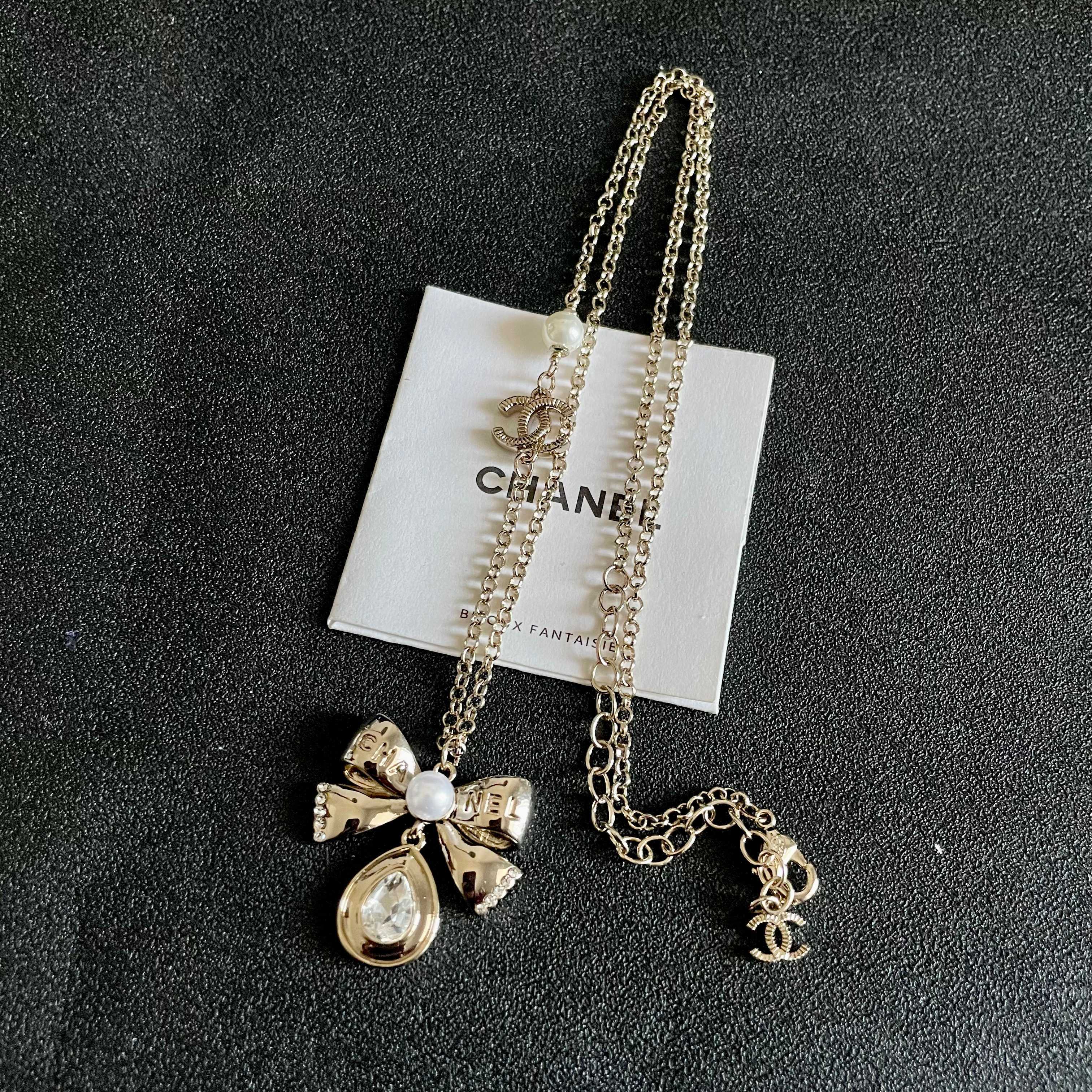CHANEL 26S DOUBLE C LOGO PEARL BOW & CRYSTAL DROP NECKLACE IN GOLD METAL 629884