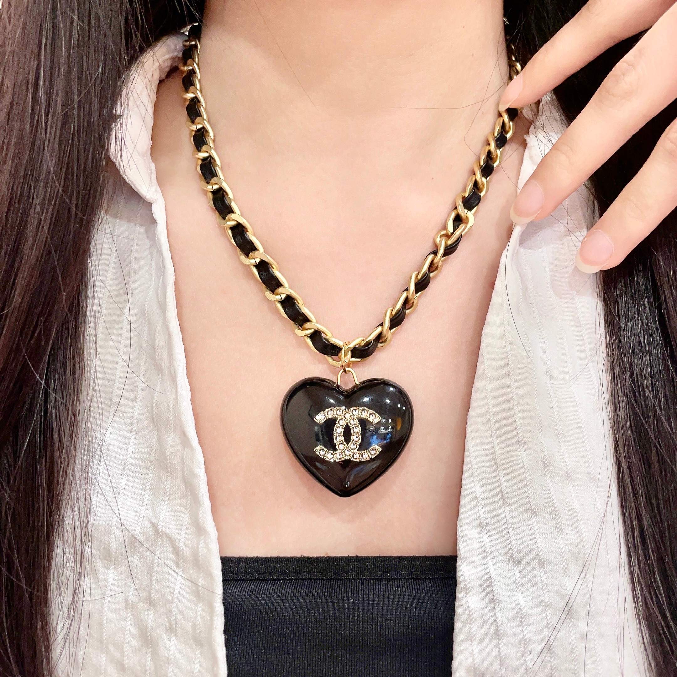 CHANEL 26S DOUBLE C LOGO BLACK HEART PENDANT CHAIN NECKLACE IN GOLD METAL 629886