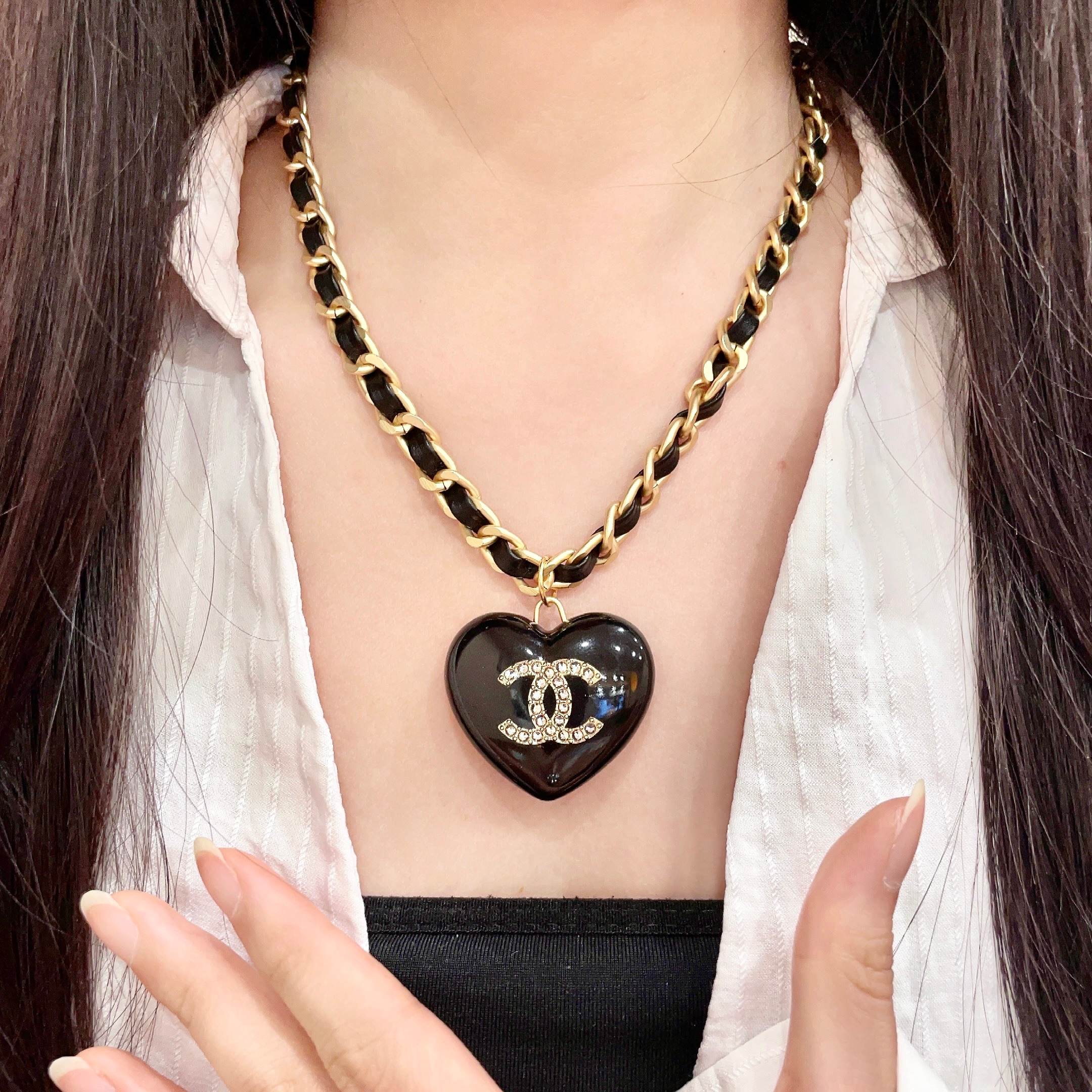 CHANEL 26S DOUBLE C LOGO BLACK HEART PENDANT CHAIN NECKLACE IN GOLD METAL 629886