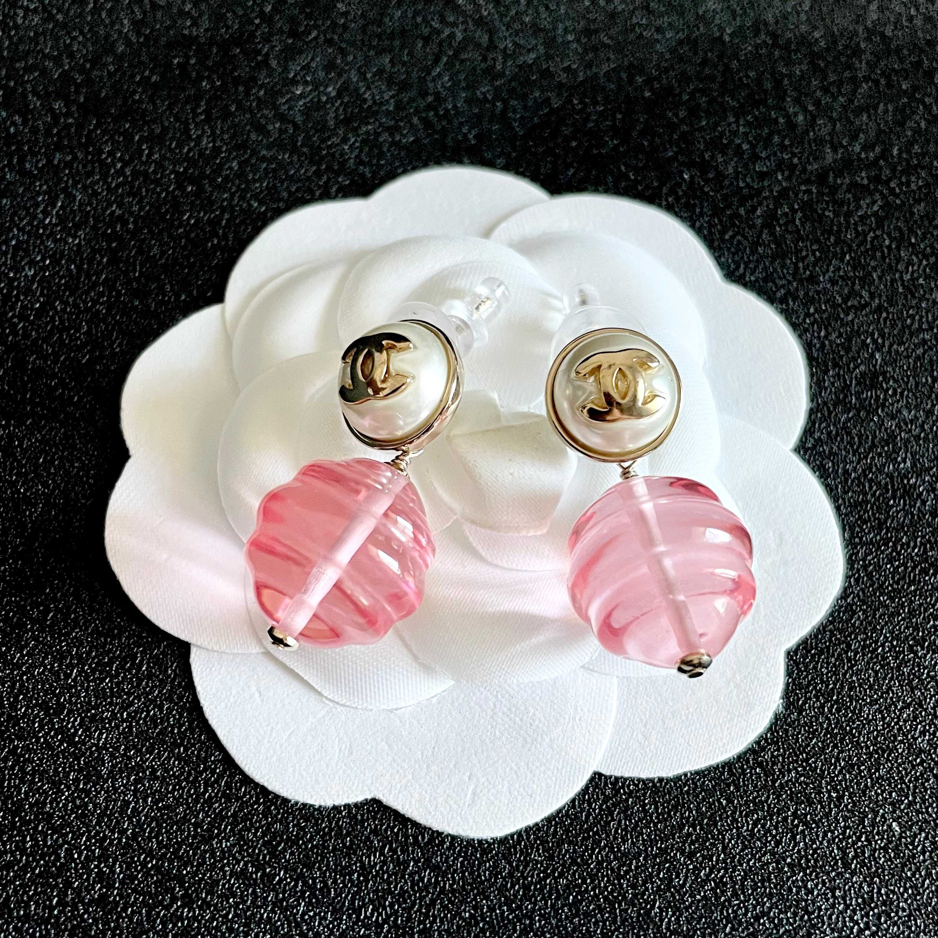 CHANEL 26S DOUBLE C LOGO PEARL STUD EARRINGS WITH PINK GLASS DROP IN GOLD METAL 629892