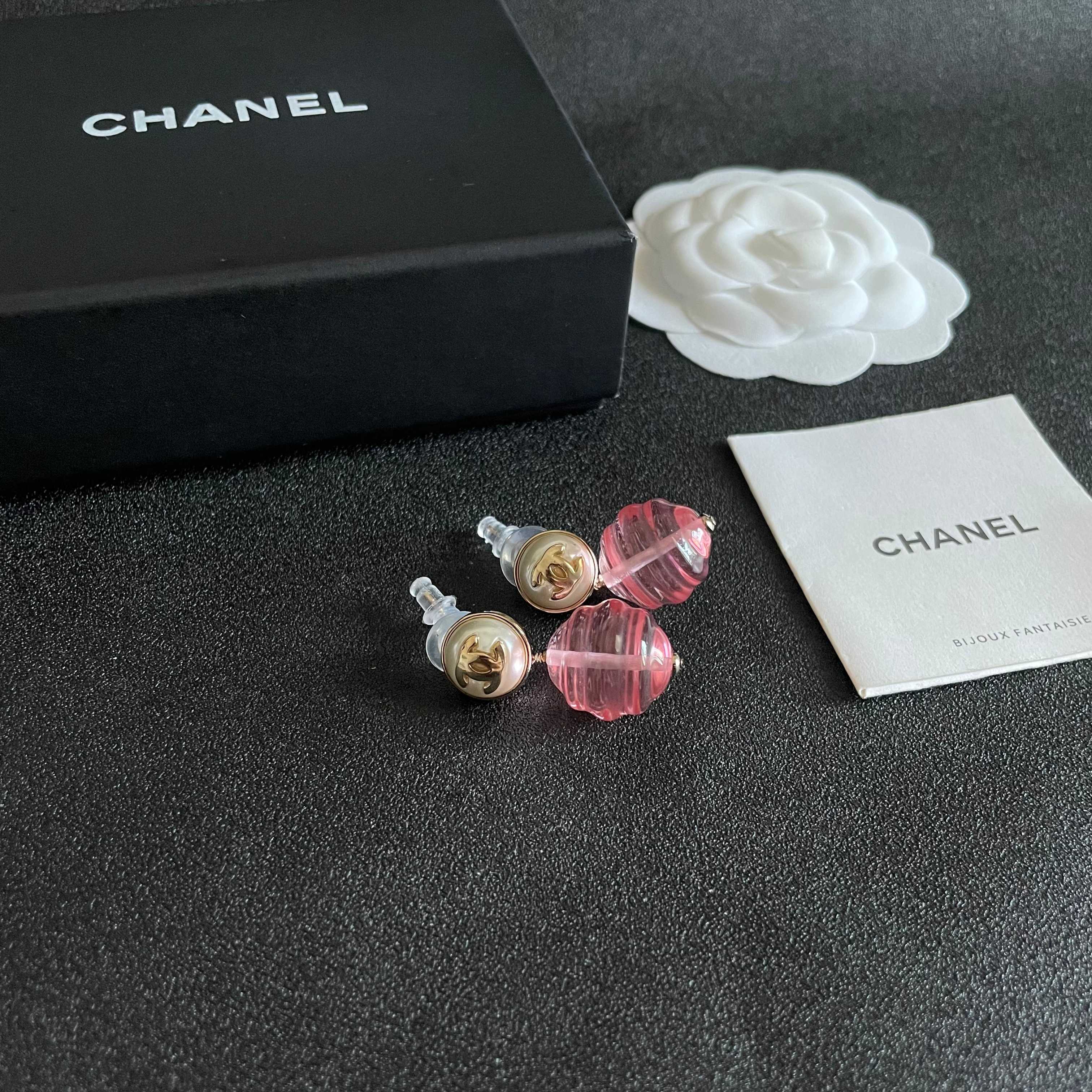 CHANEL 26S DOUBLE C LOGO PEARL STUD EARRINGS WITH PINK GLASS DROP IN GOLD METAL 629892