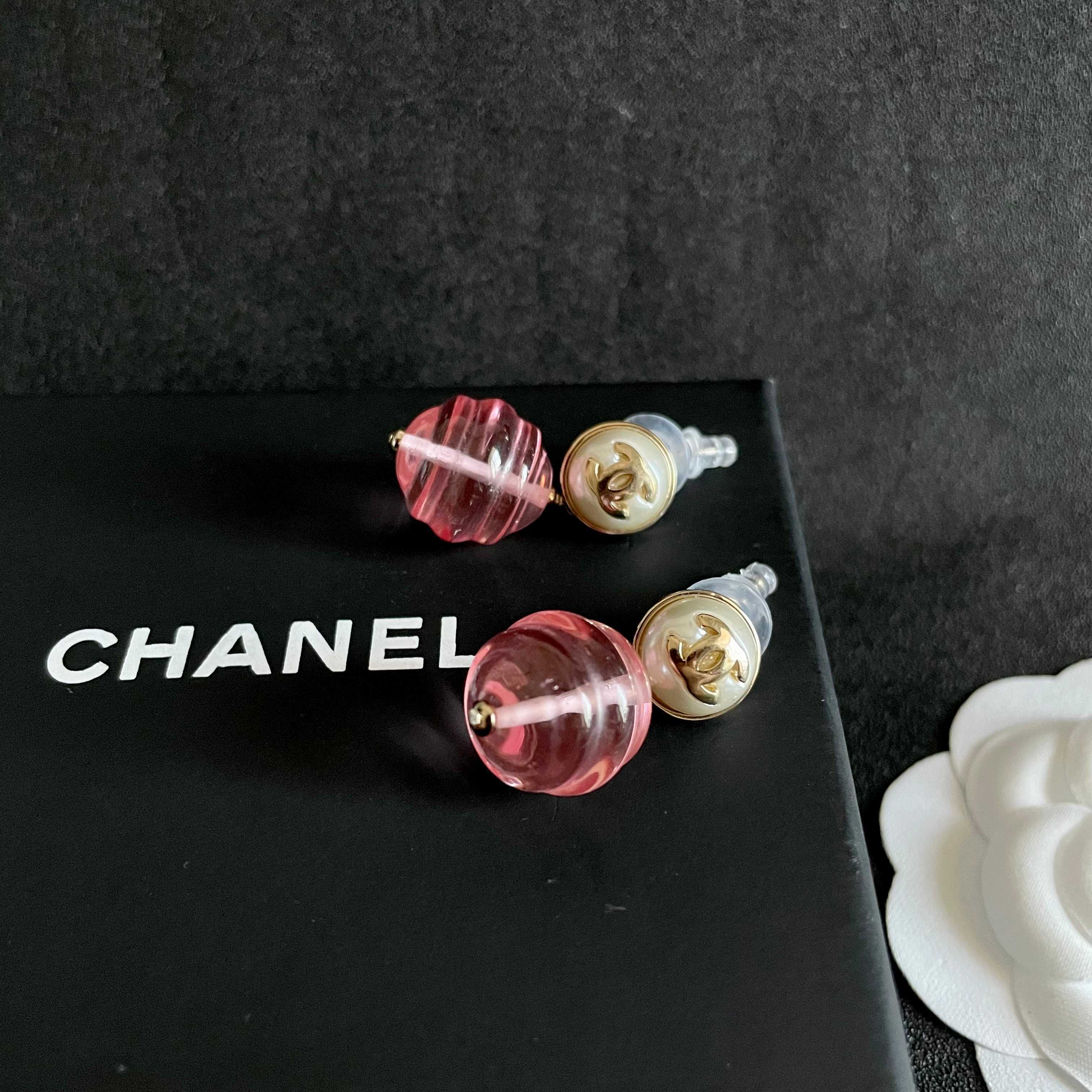 CHANEL 26S DOUBLE C LOGO PEARL STUD EARRINGS WITH PINK GLASS DROP IN GOLD METAL 629892