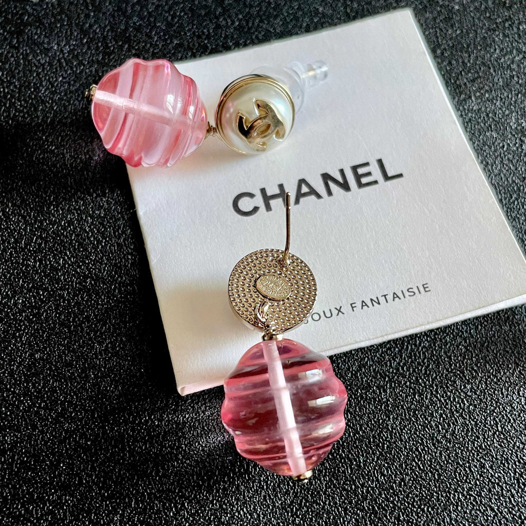CHANEL 26S DOUBLE C LOGO PEARL STUD EARRINGS WITH PINK GLASS DROP IN GOLD METAL 629892