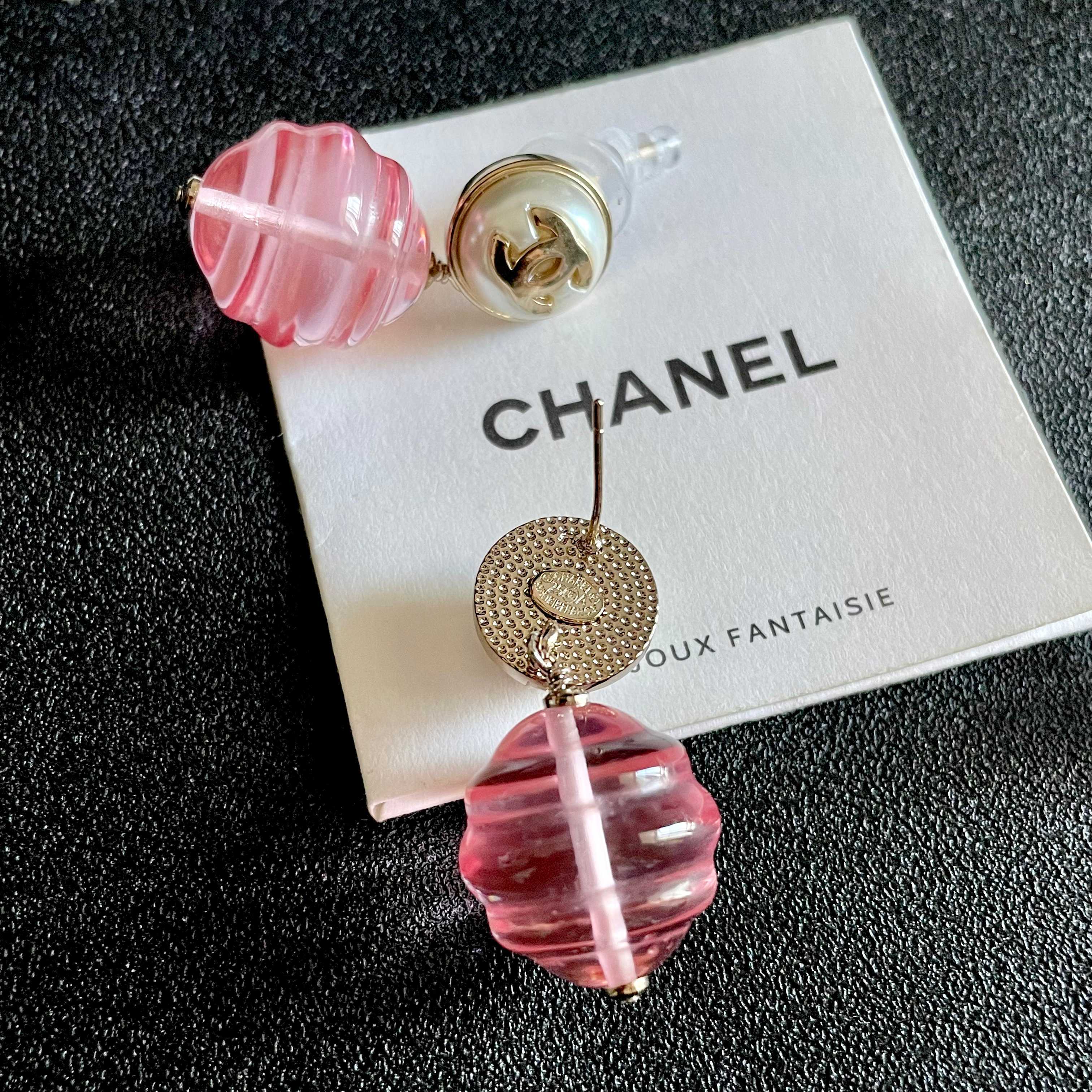 CHANEL 26S DOUBLE C LOGO PEARL STUD EARRINGS WITH PINK GLASS DROP IN GOLD METAL 629892