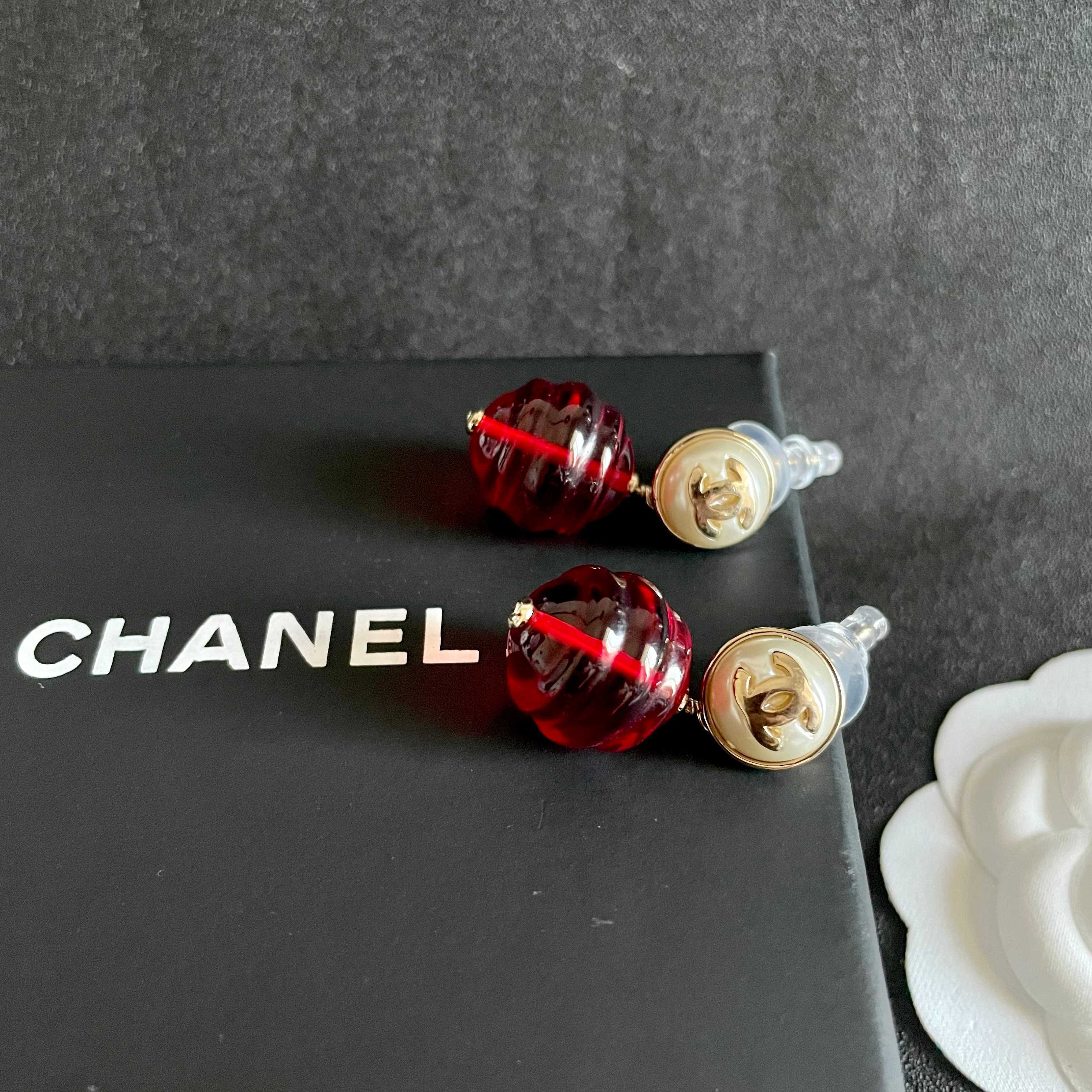 CHANEL 26S DOUBLE C LOGO PEARL STUD EARRINGS WITH RED GLASS DROP IN GOLD METAL 629893