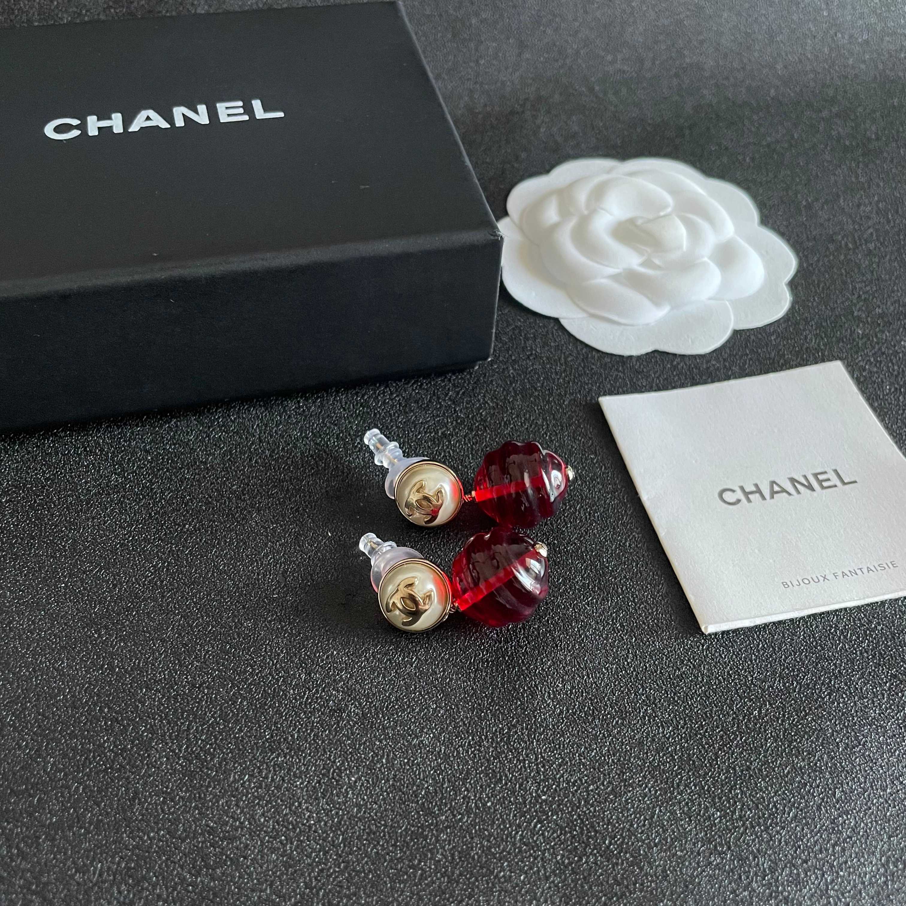 CHANEL 26S DOUBLE C LOGO PEARL STUD EARRINGS WITH RED GLASS DROP IN GOLD METAL 629893