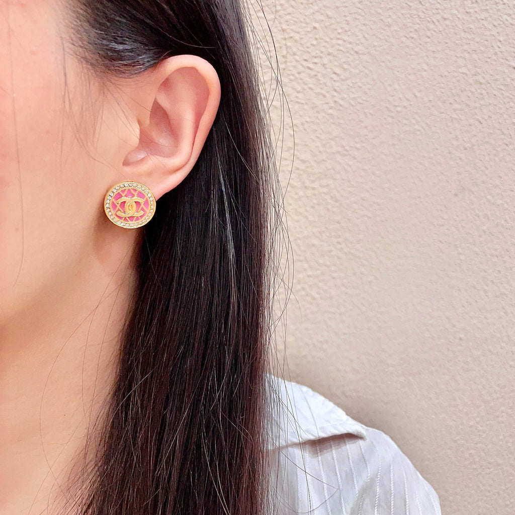 CHANEL 26S DOUBLE C LOGO PINK ENAMEL QUILTED ROUND STUD EARRINGS WITH CRYSTAL TRIM IN GOLD METAL 629894