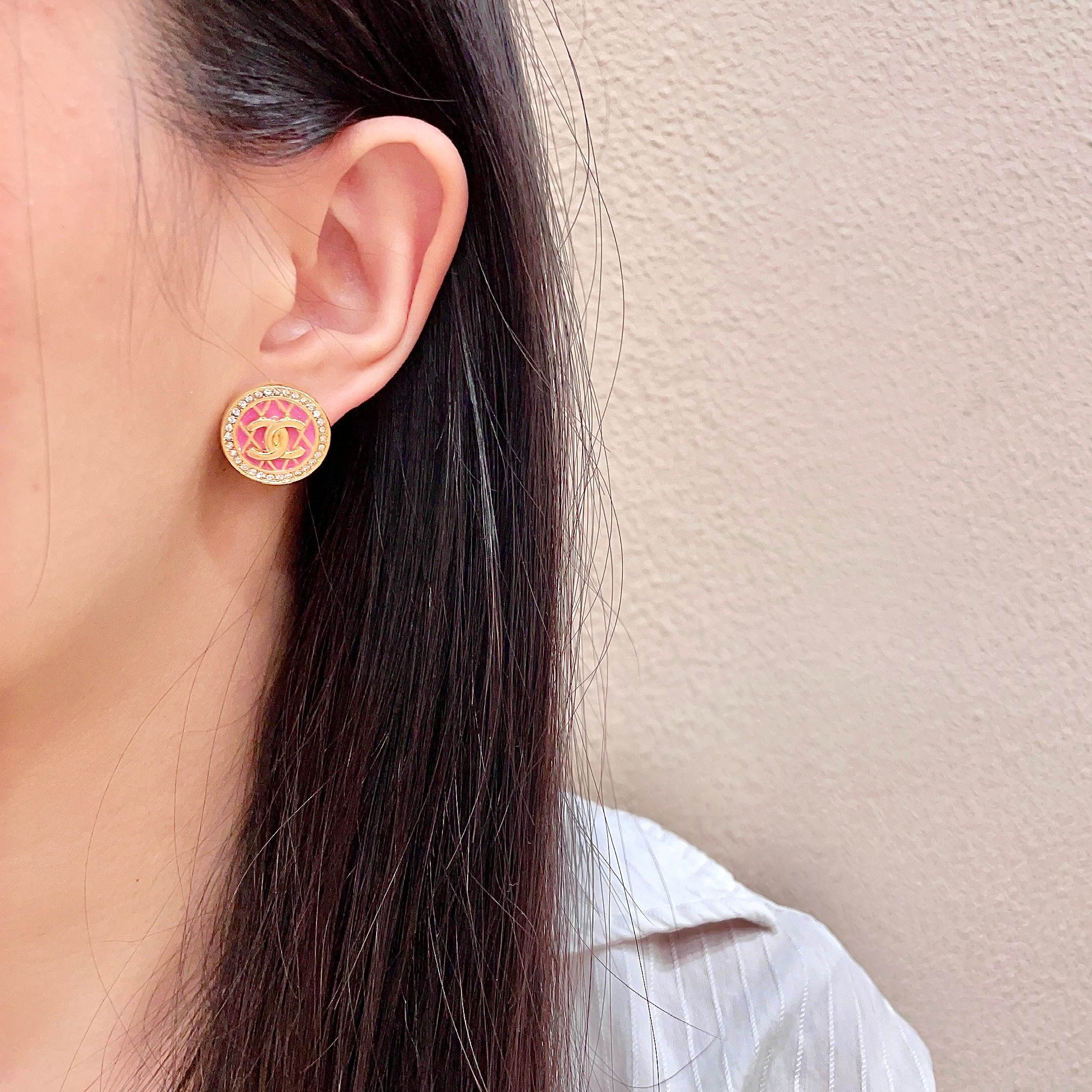CHANEL 26S DOUBLE C LOGO PINK ENAMEL QUILTED ROUND STUD EARRINGS WITH CRYSTAL TRIM IN GOLD METAL 629894