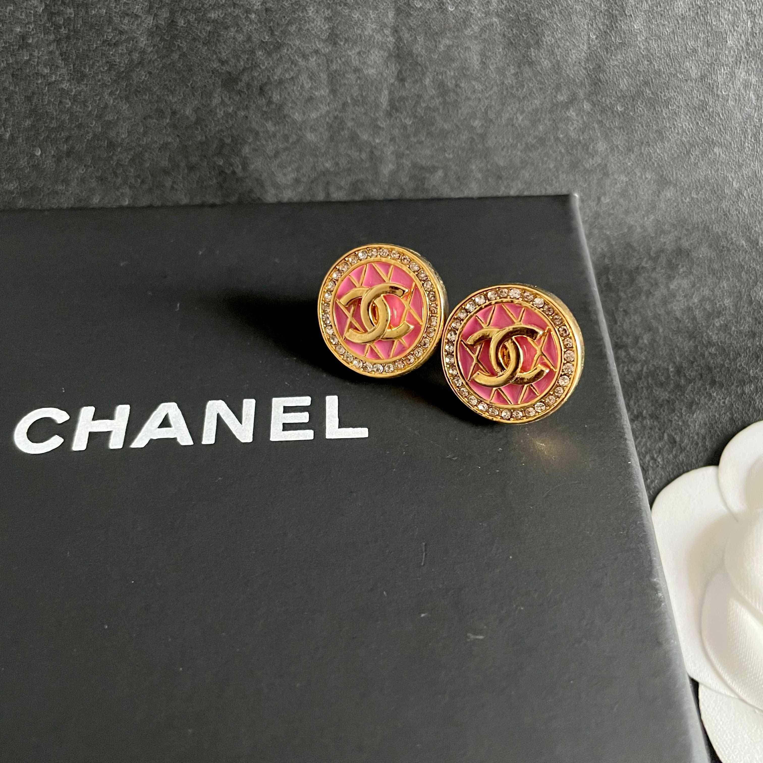 CHANEL 26S DOUBLE C LOGO PINK ENAMEL QUILTED ROUND STUD EARRINGS WITH CRYSTAL TRIM IN GOLD METAL 629894