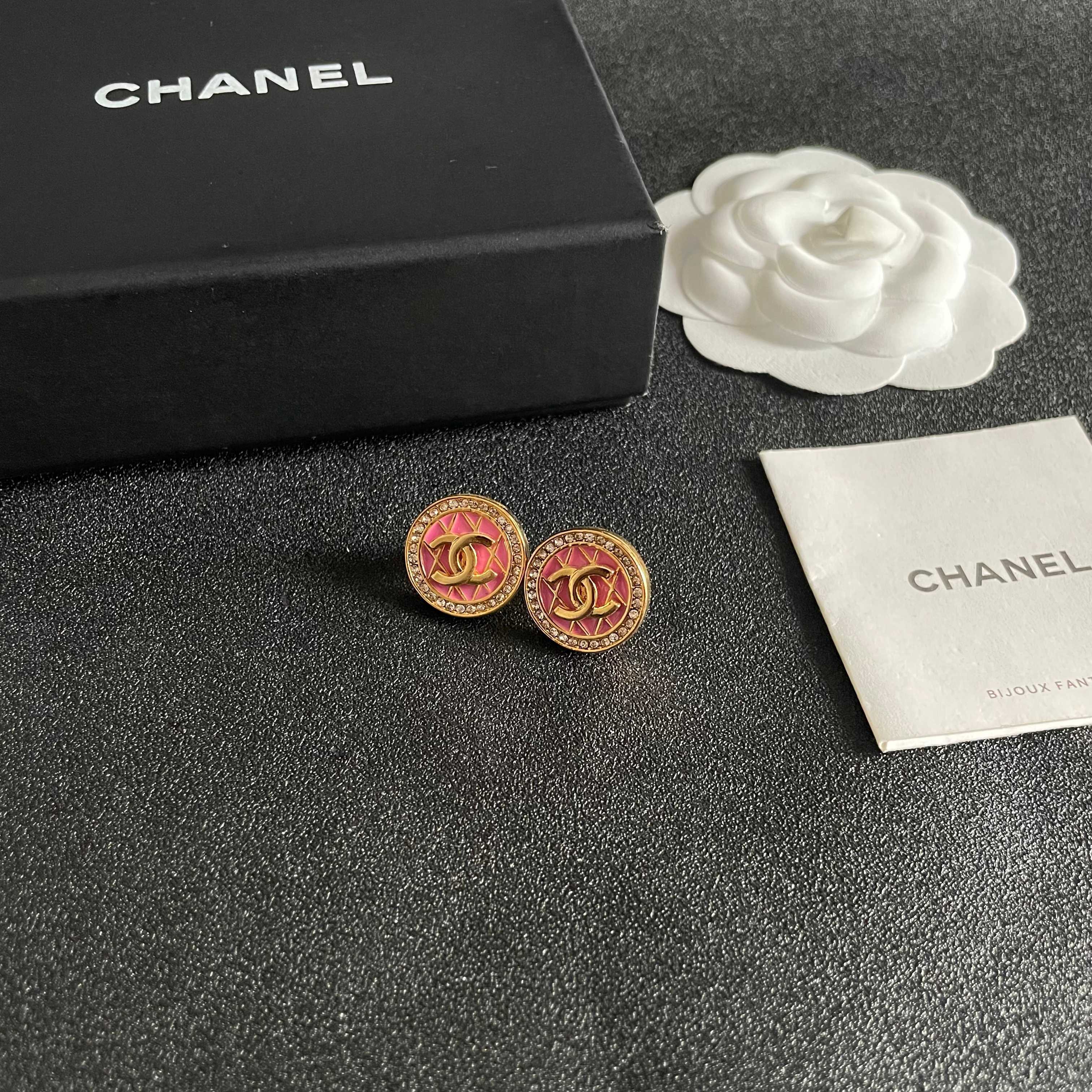CHANEL 26S DOUBLE C LOGO PINK ENAMEL QUILTED ROUND STUD EARRINGS WITH CRYSTAL TRIM IN GOLD METAL 629894