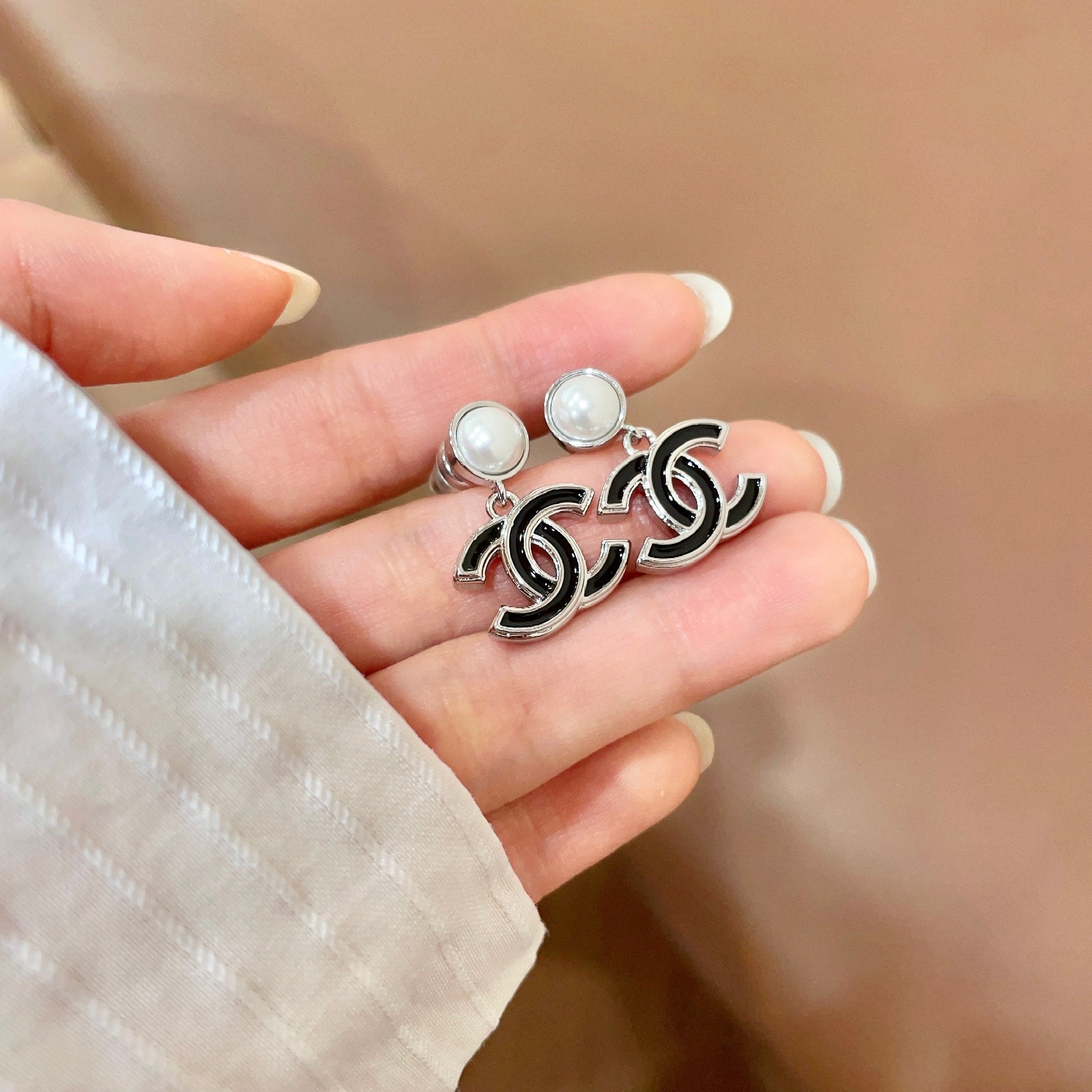 CHANEL 26S DOUBLE C LOGO BLACK ENAMEL & PEARL DROP EARRINGS IN SILVER METAL 629895