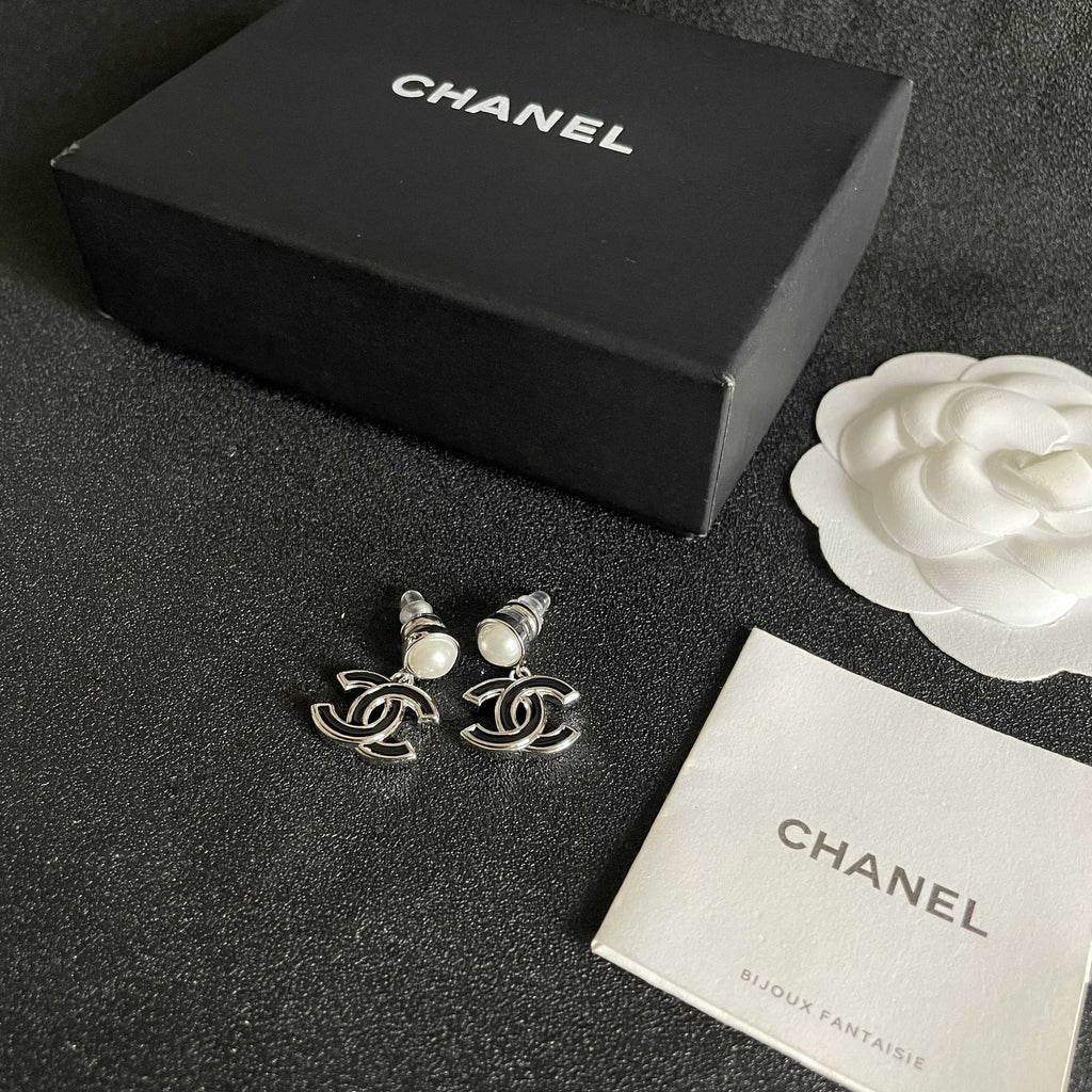 CHANEL 26S DOUBLE C LOGO BLACK ENAMEL & PEARL DROP EARRINGS IN SILVER METAL 629895
