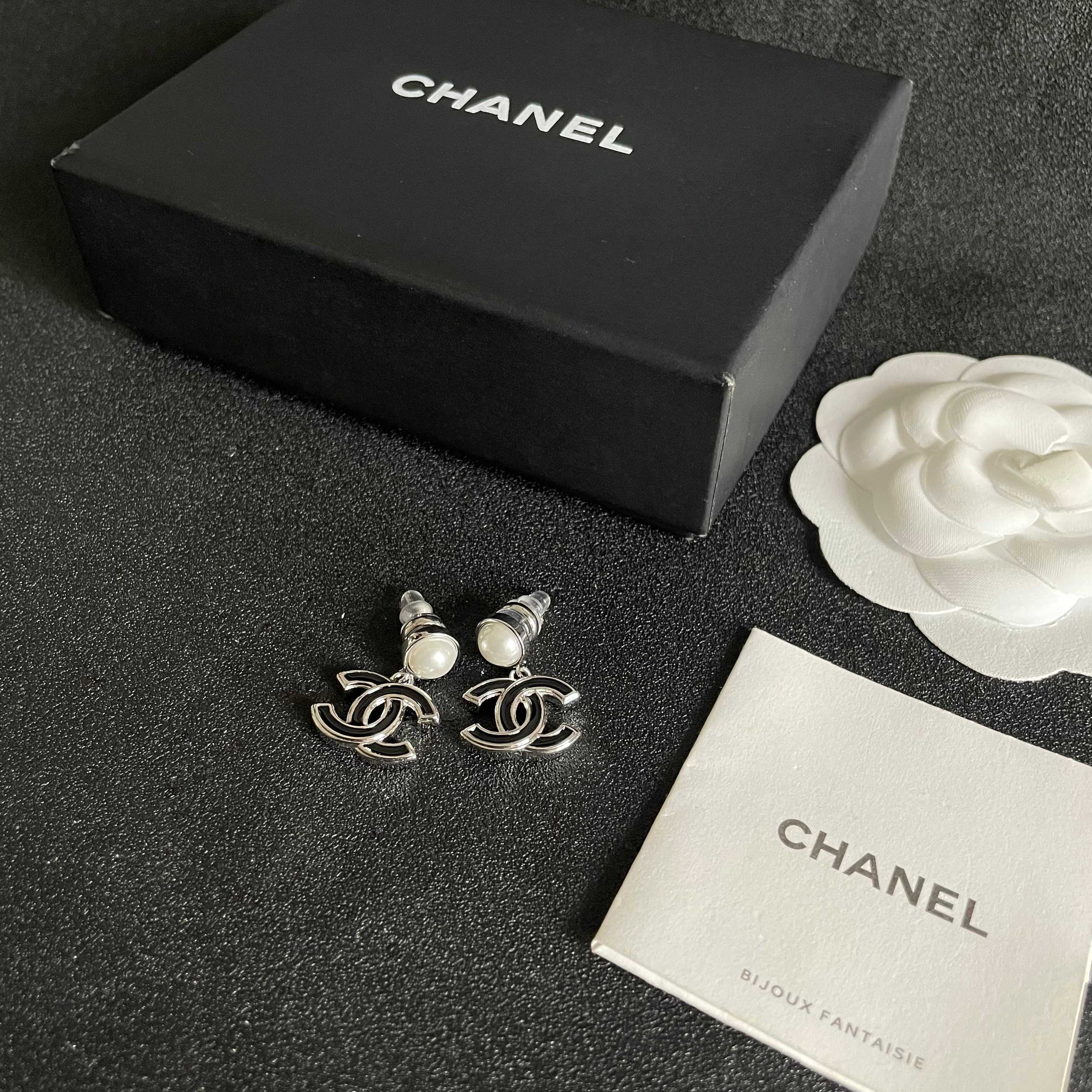 CHANEL 26S DOUBLE C LOGO BLACK ENAMEL & PEARL DROP EARRINGS IN SILVER METAL 629895