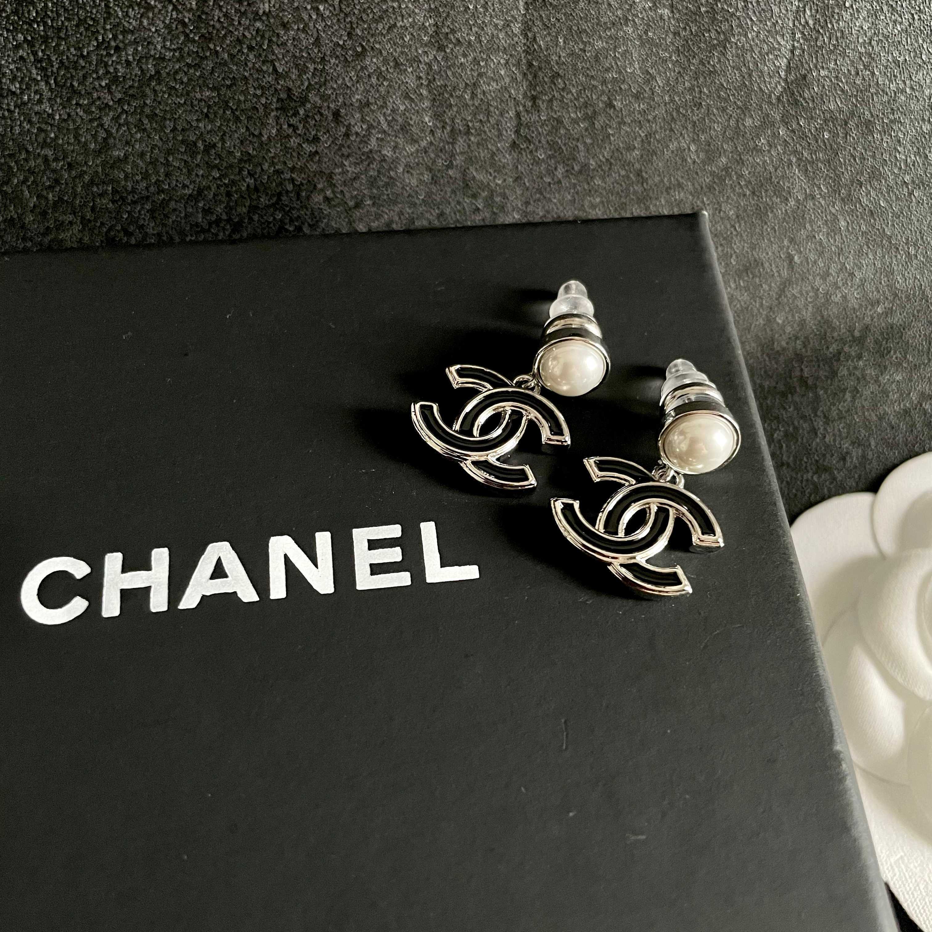 CHANEL 26S DOUBLE C LOGO BLACK ENAMEL & PEARL DROP EARRINGS IN SILVER METAL 629895
