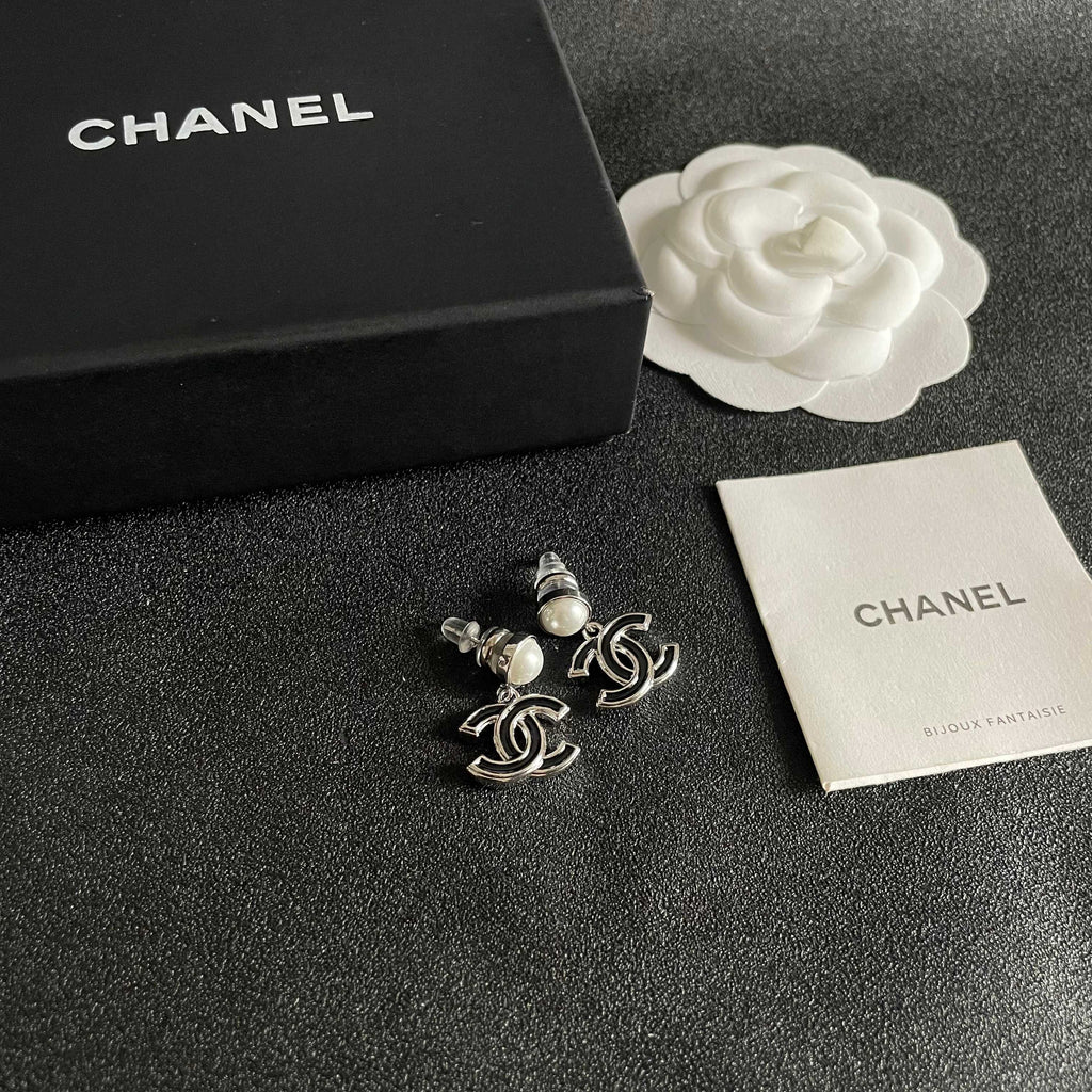 CHANEL 26S DOUBLE C LOGO BLACK ENAMEL & PEARL DROP EARRINGS IN SILVER METAL 629895