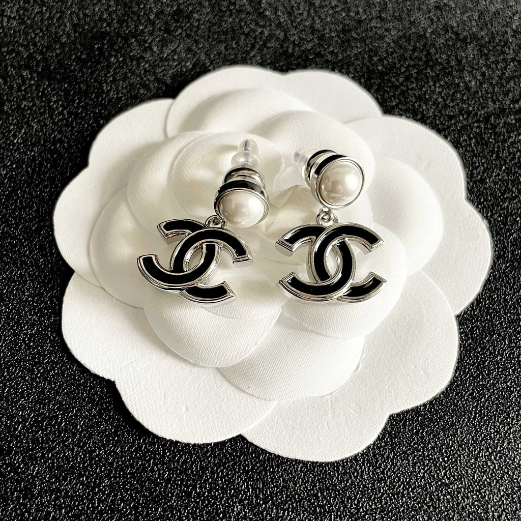 CHANEL 26S DOUBLE C LOGO BLACK ENAMEL & PEARL DROP EARRINGS IN SILVER METAL 629895