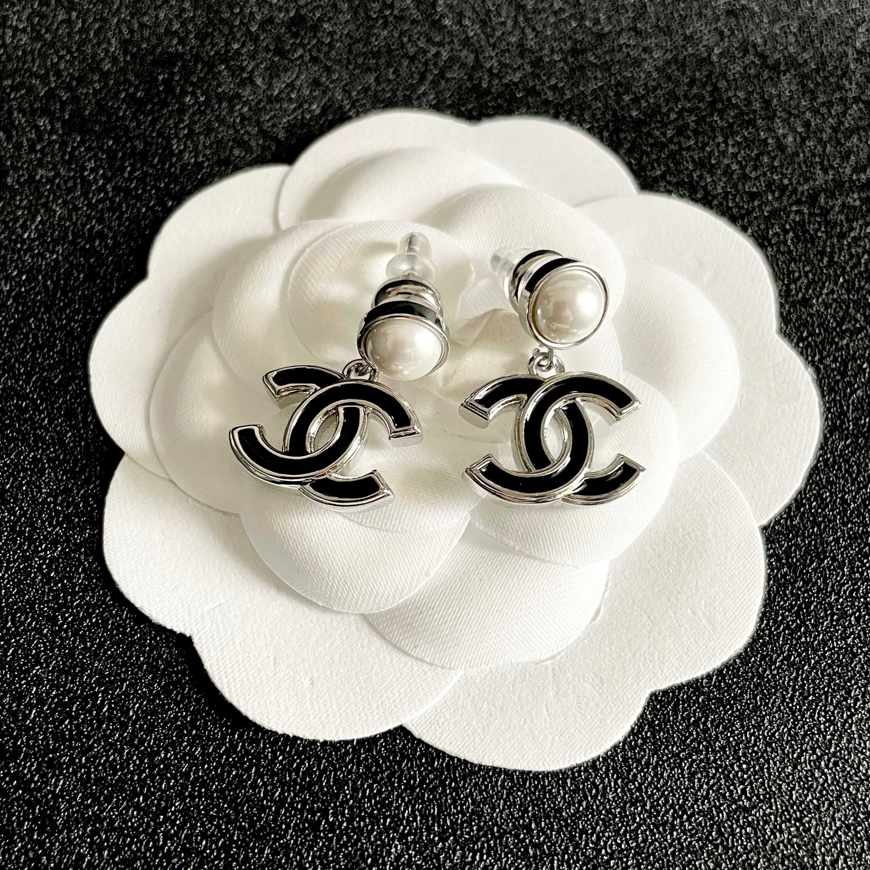 CHANEL 26S DOUBLE C LOGO BLACK ENAMEL & PEARL DROP EARRINGS IN SILVER METAL 629895