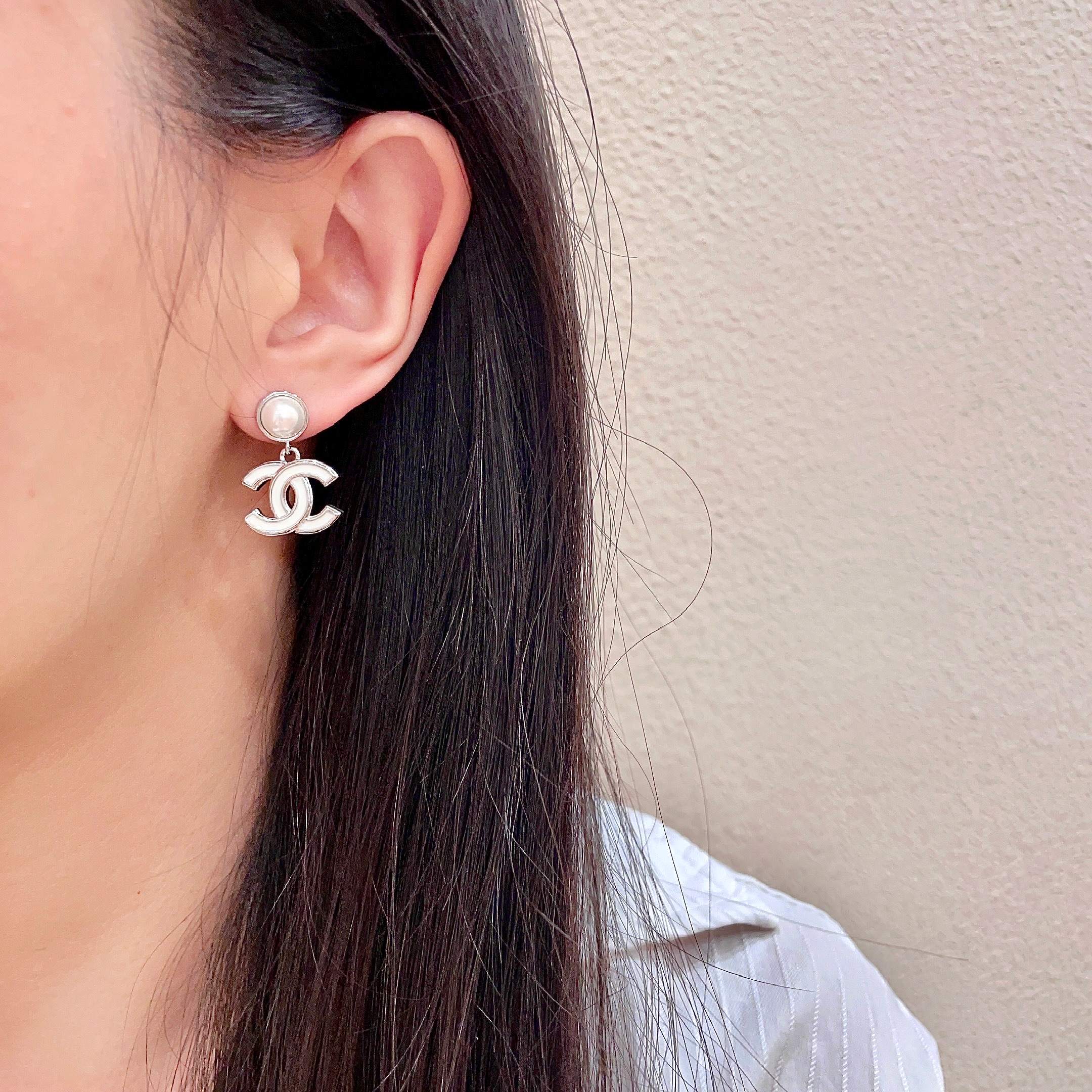 CHANEL 26S DOUBLE C LOGO WHITE ENAMEL & PEARL DROP EARRINGS IN SILVER METAL 629896