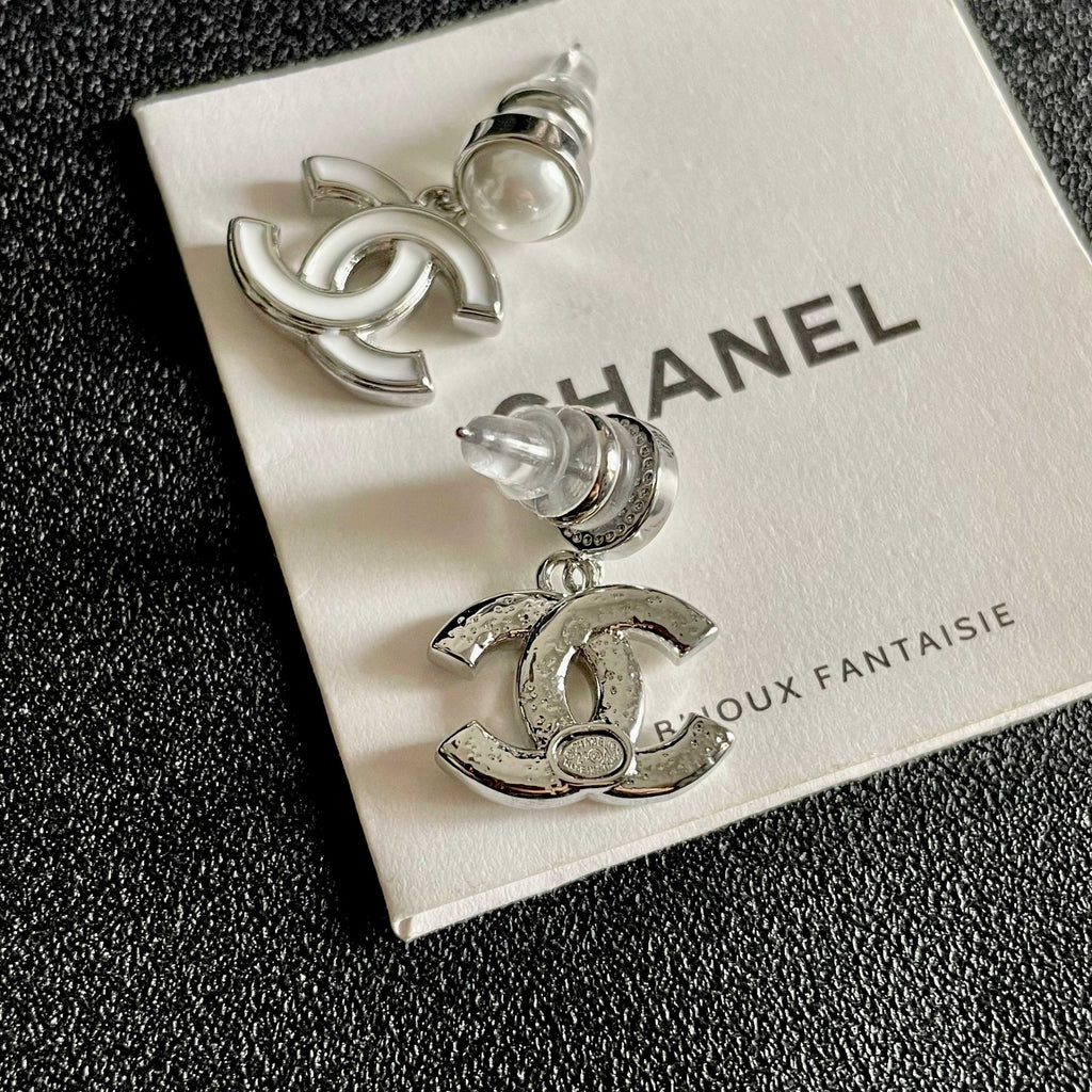 CHANEL 26S DOUBLE C LOGO WHITE ENAMEL & PEARL DROP EARRINGS IN SILVER METAL 629896