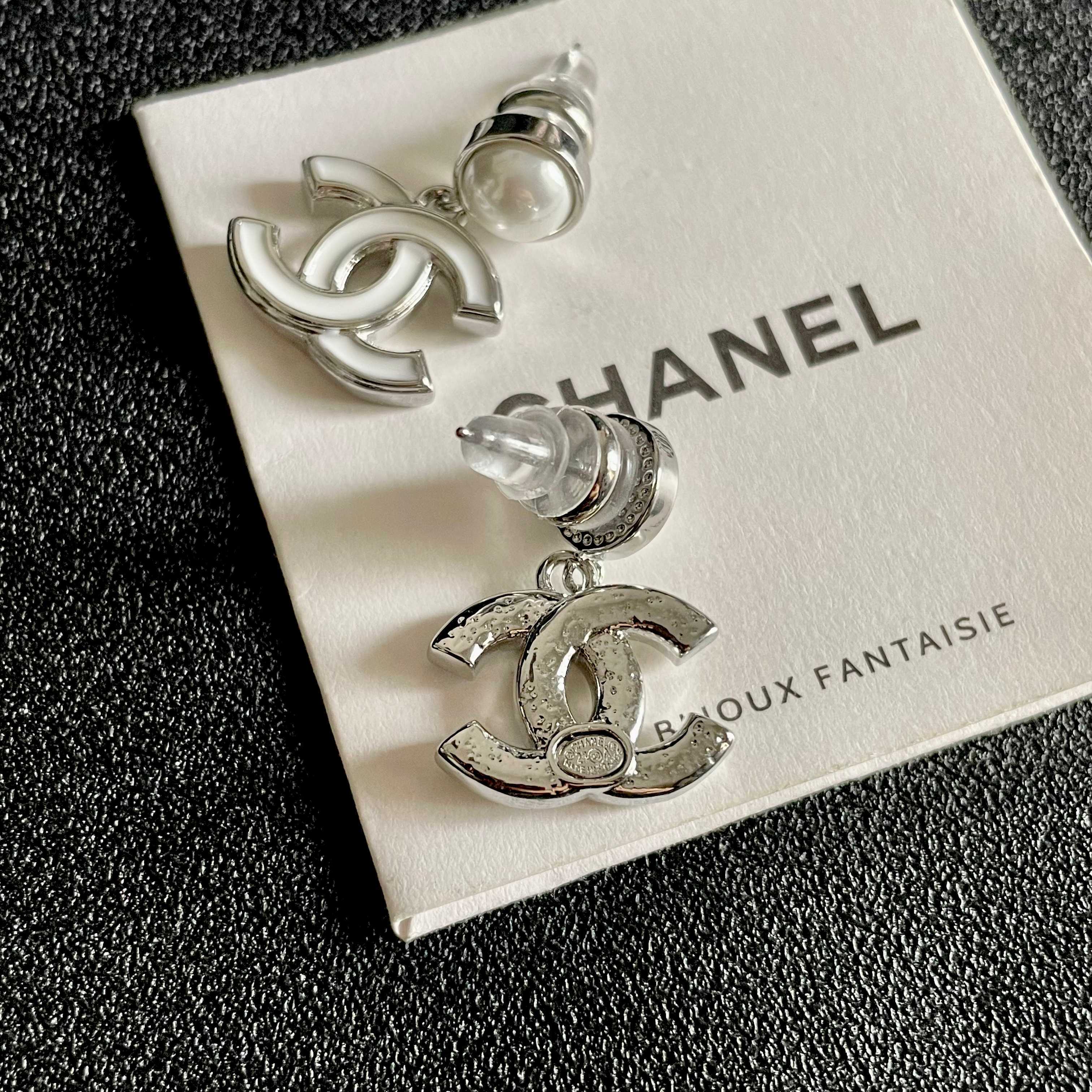 CHANEL 26S DOUBLE C LOGO WHITE ENAMEL & PEARL DROP EARRINGS IN SILVER METAL 629896