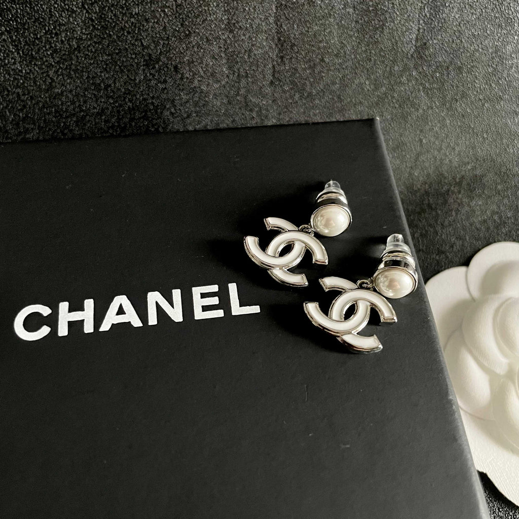 CHANEL 26S DOUBLE C LOGO WHITE ENAMEL & PEARL DROP EARRINGS IN SILVER METAL 629896