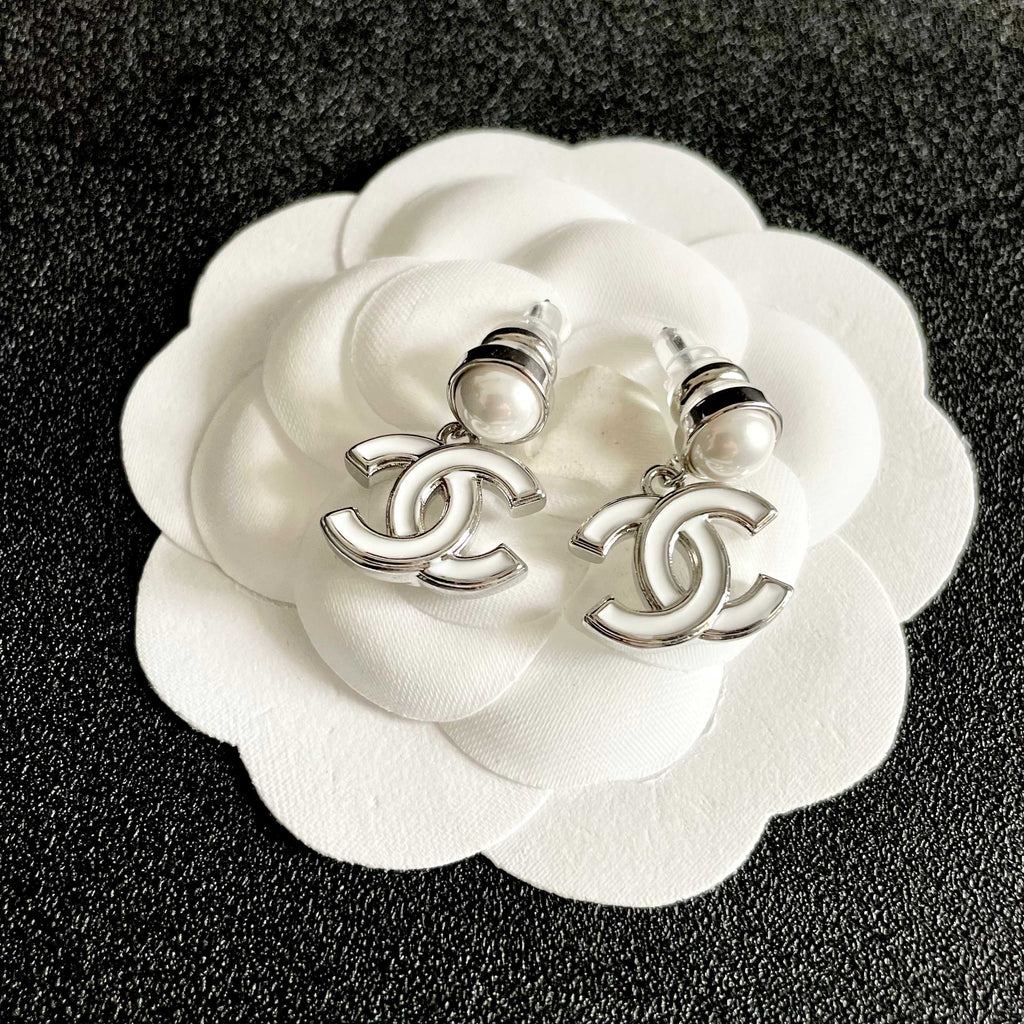 CHANEL 26S DOUBLE C LOGO WHITE ENAMEL & PEARL DROP EARRINGS IN SILVER METAL 629896
