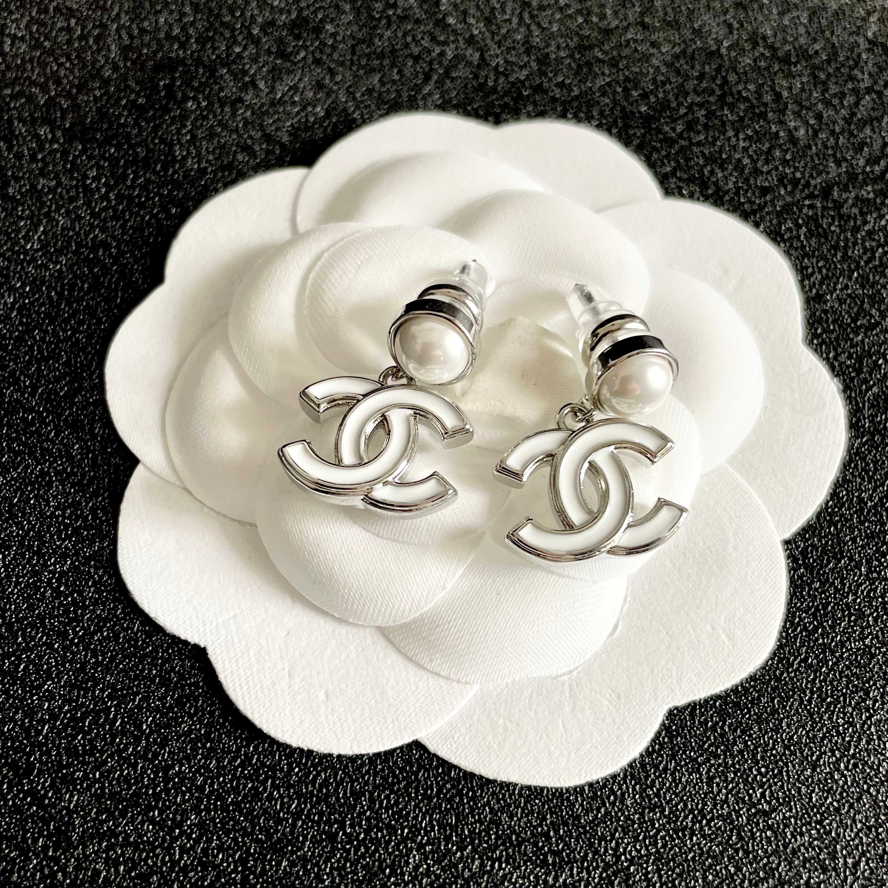 CHANEL 26S DOUBLE C LOGO WHITE ENAMEL & PEARL DROP EARRINGS IN SILVER METAL 629896