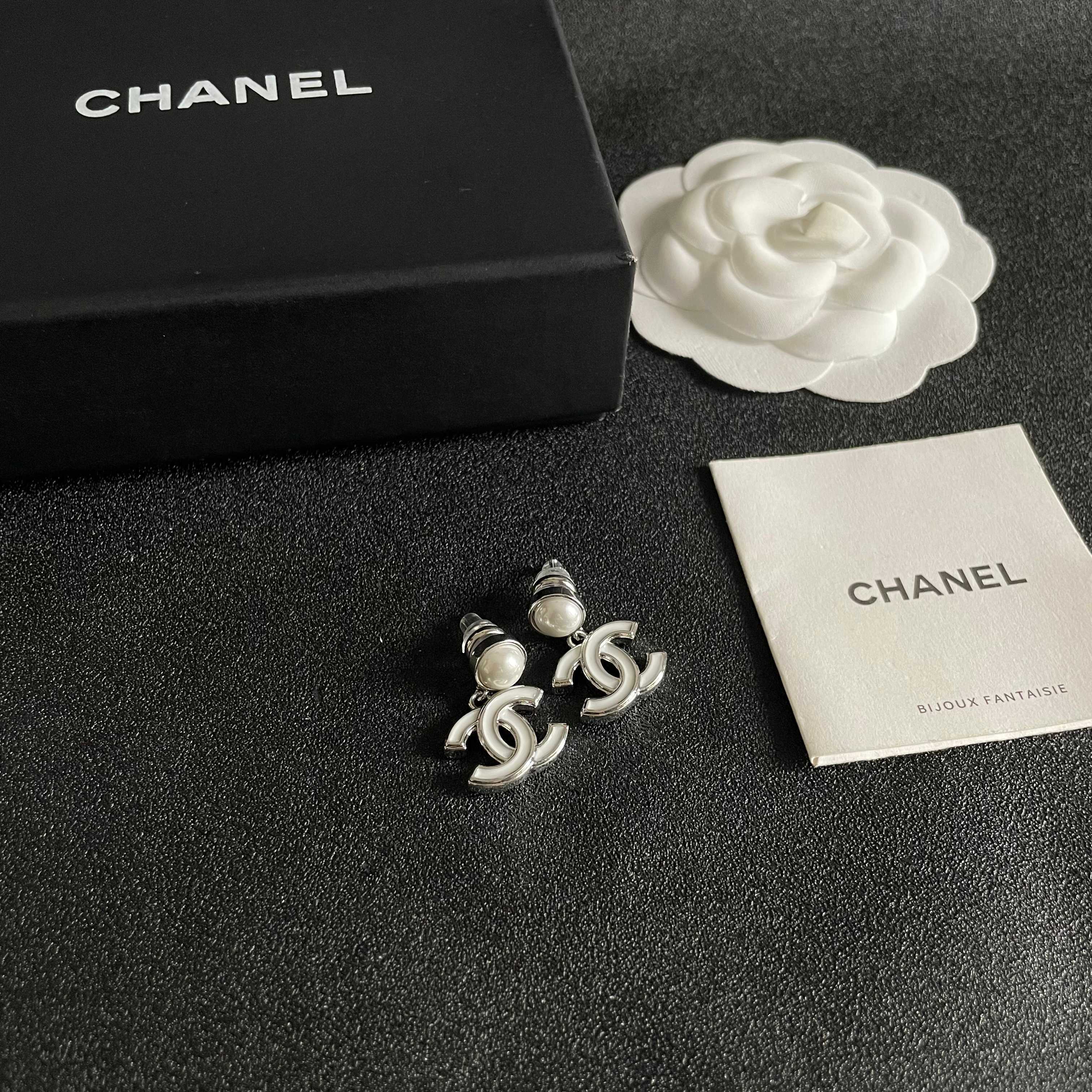 CHANEL 26S DOUBLE C LOGO WHITE ENAMEL & PEARL DROP EARRINGS IN SILVER METAL 629896
