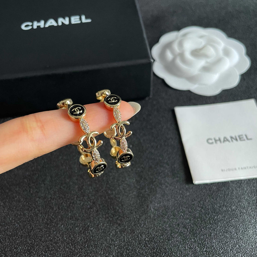 CHANEL 26S DOUBLE C LOGO BLACK ENAMEL & CRYSTAL LINK HOOP EARRINGS IN GOLD METAL 629897