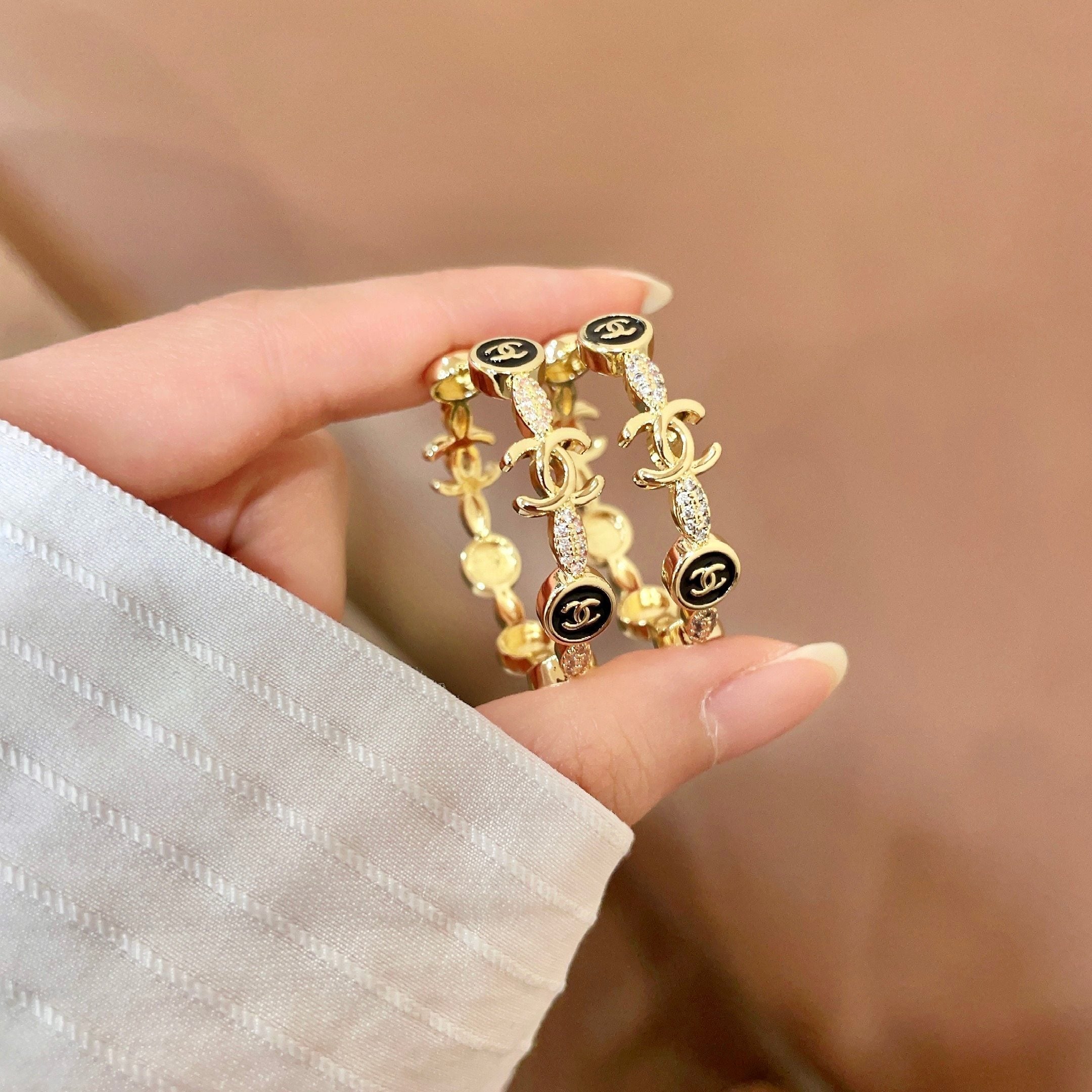 CHANEL 26S DOUBLE C LOGO BLACK ENAMEL & CRYSTAL LINK HOOP EARRINGS IN GOLD METAL 629897