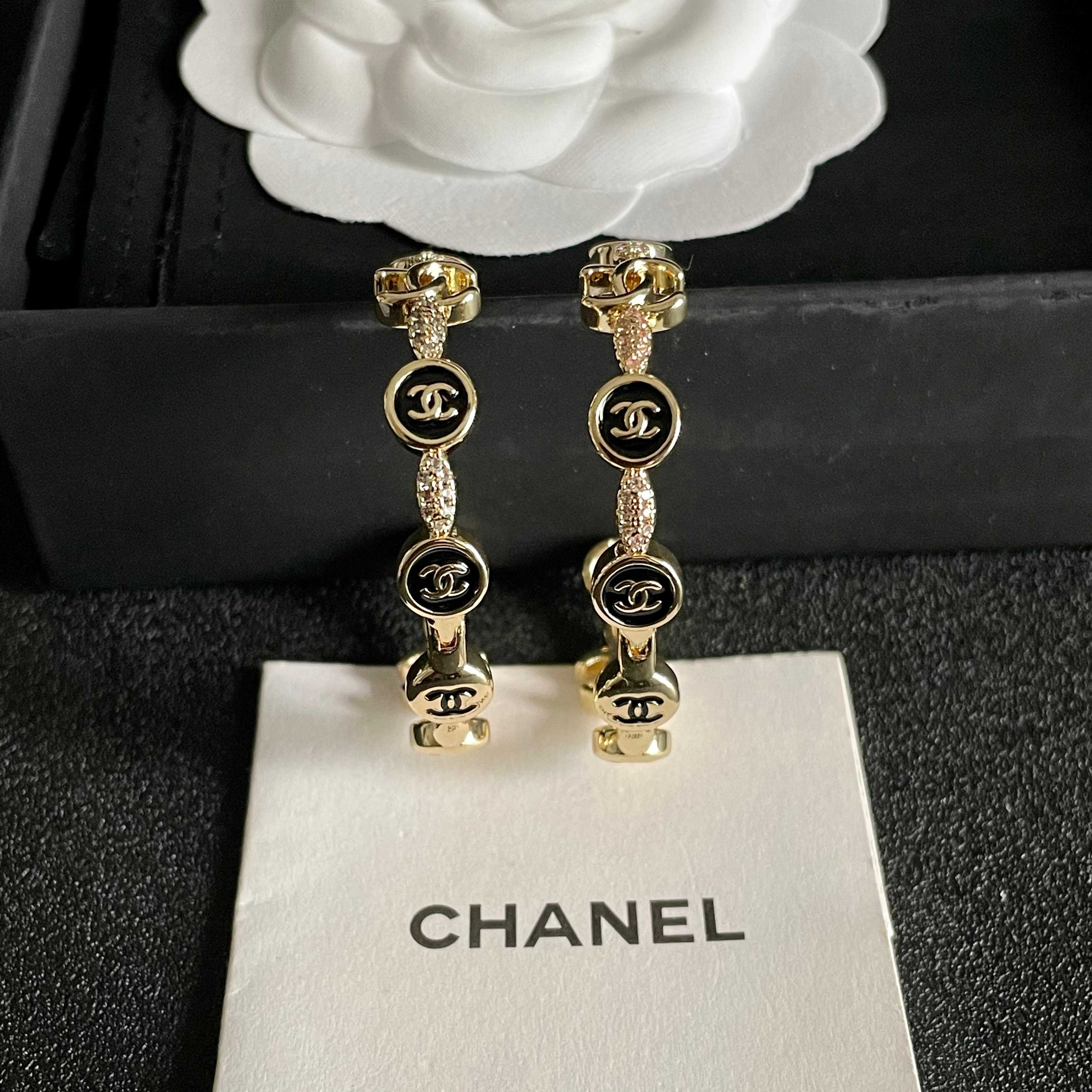 CHANEL 26S DOUBLE C LOGO BLACK ENAMEL & CRYSTAL LINK HOOP EARRINGS IN GOLD METAL 629897