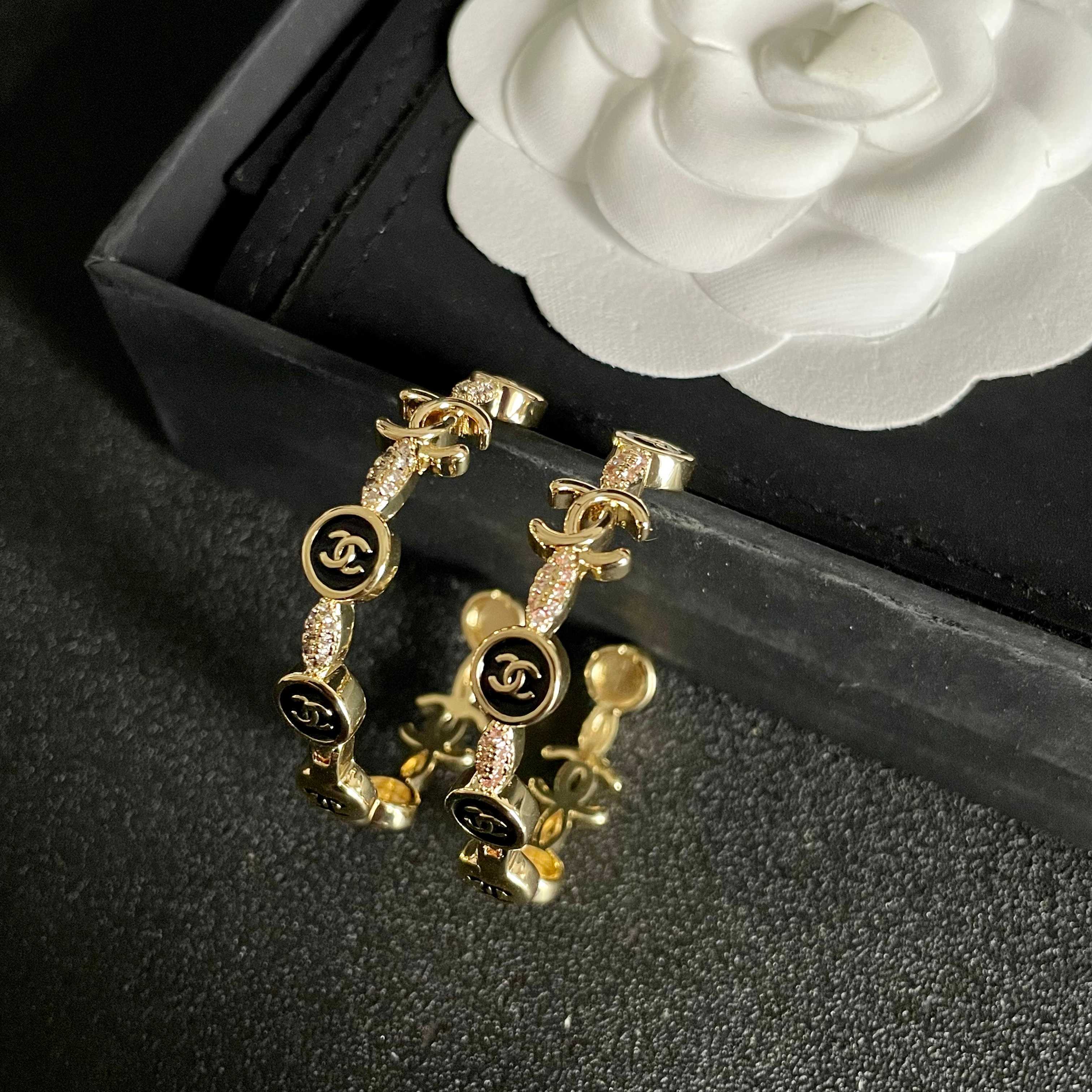 CHANEL 26S DOUBLE C LOGO BLACK ENAMEL & CRYSTAL LINK HOOP EARRINGS IN GOLD METAL 629897