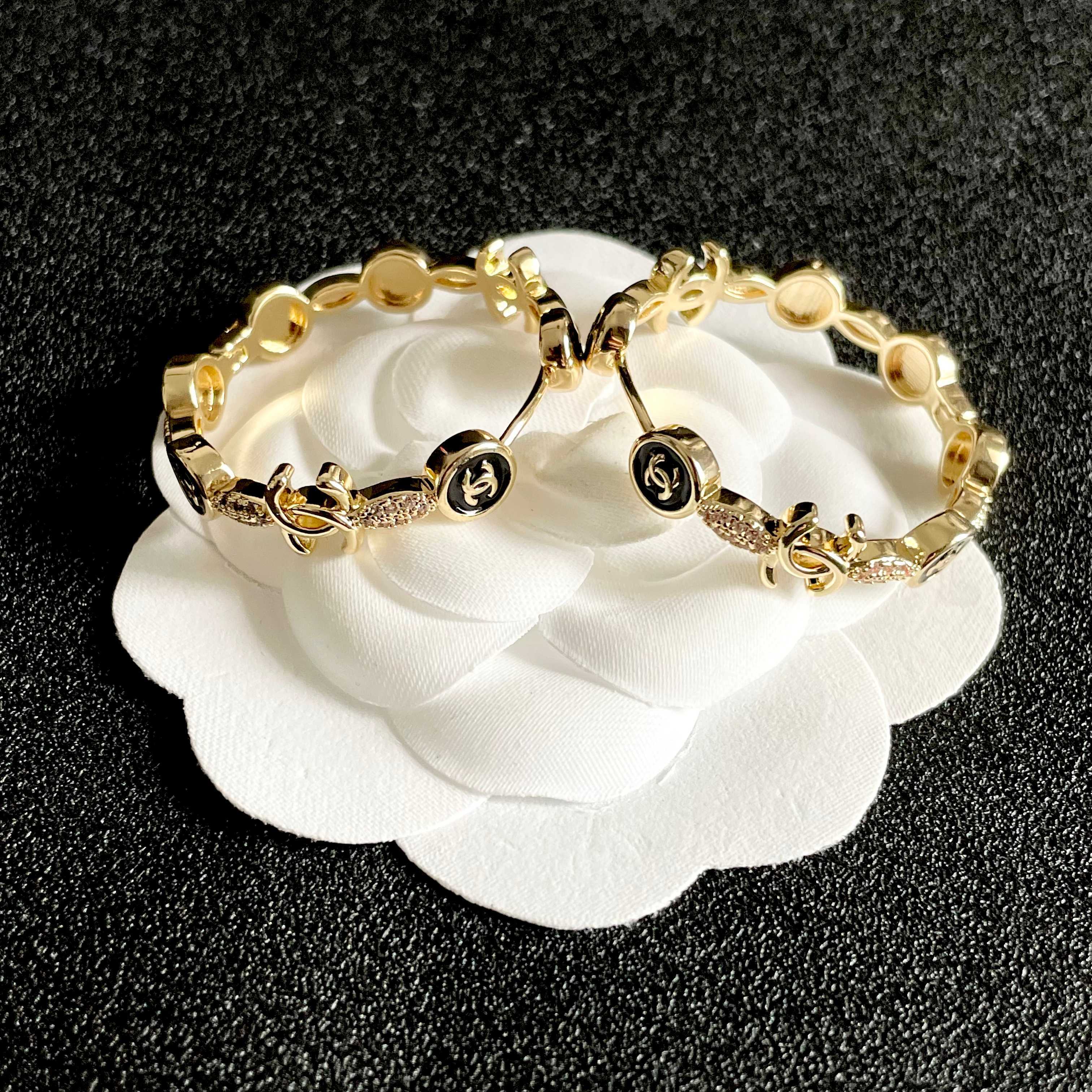 CHANEL 26S DOUBLE C LOGO BLACK ENAMEL & CRYSTAL LINK HOOP EARRINGS IN GOLD METAL 629897