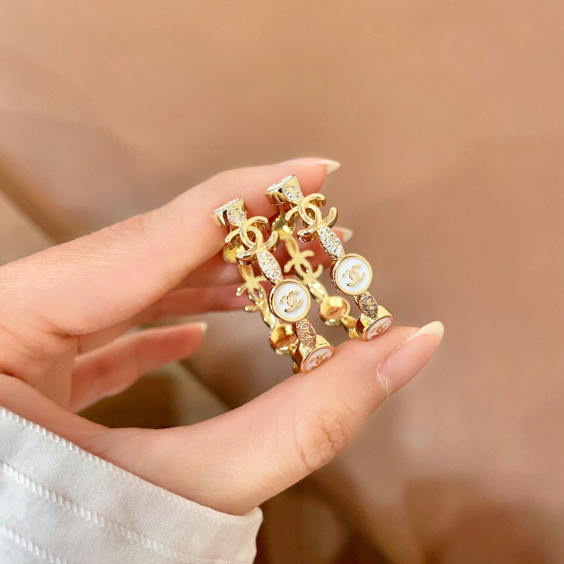 CHANEL 26S DOUBLE C LOGO WHITE ENAMEL & CRYSTAL LINK HOOP EARRINGS IN GOLD METAL 629898