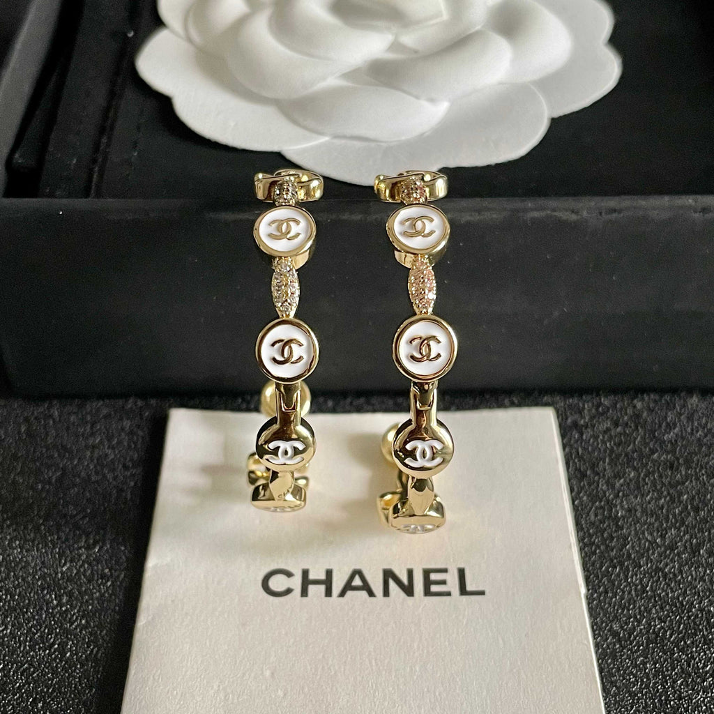 CHANEL 26S DOUBLE C LOGO WHITE ENAMEL & CRYSTAL LINK HOOP EARRINGS IN GOLD METAL 629898
