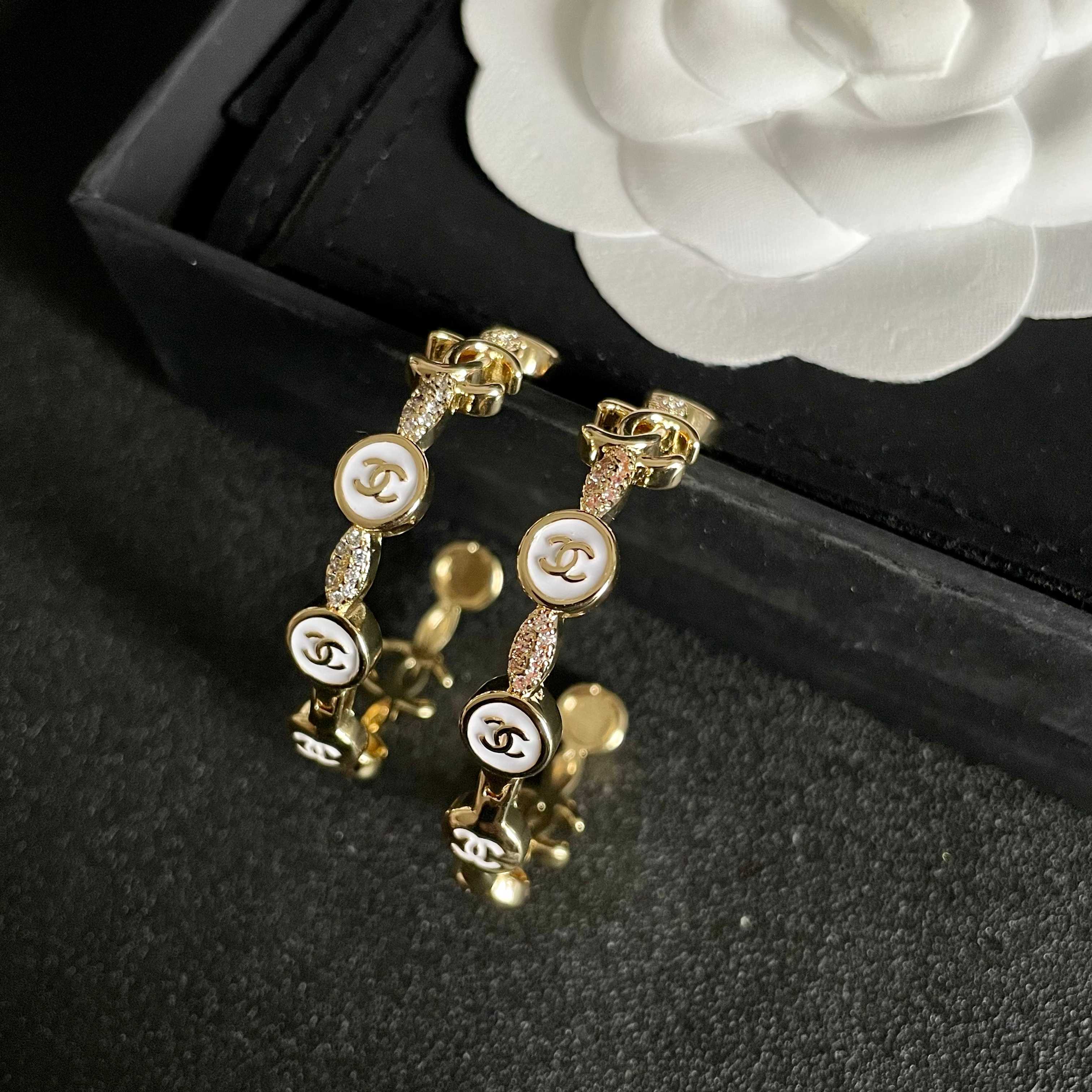 CHANEL 26S DOUBLE C LOGO WHITE ENAMEL & CRYSTAL LINK HOOP EARRINGS IN GOLD METAL 629898