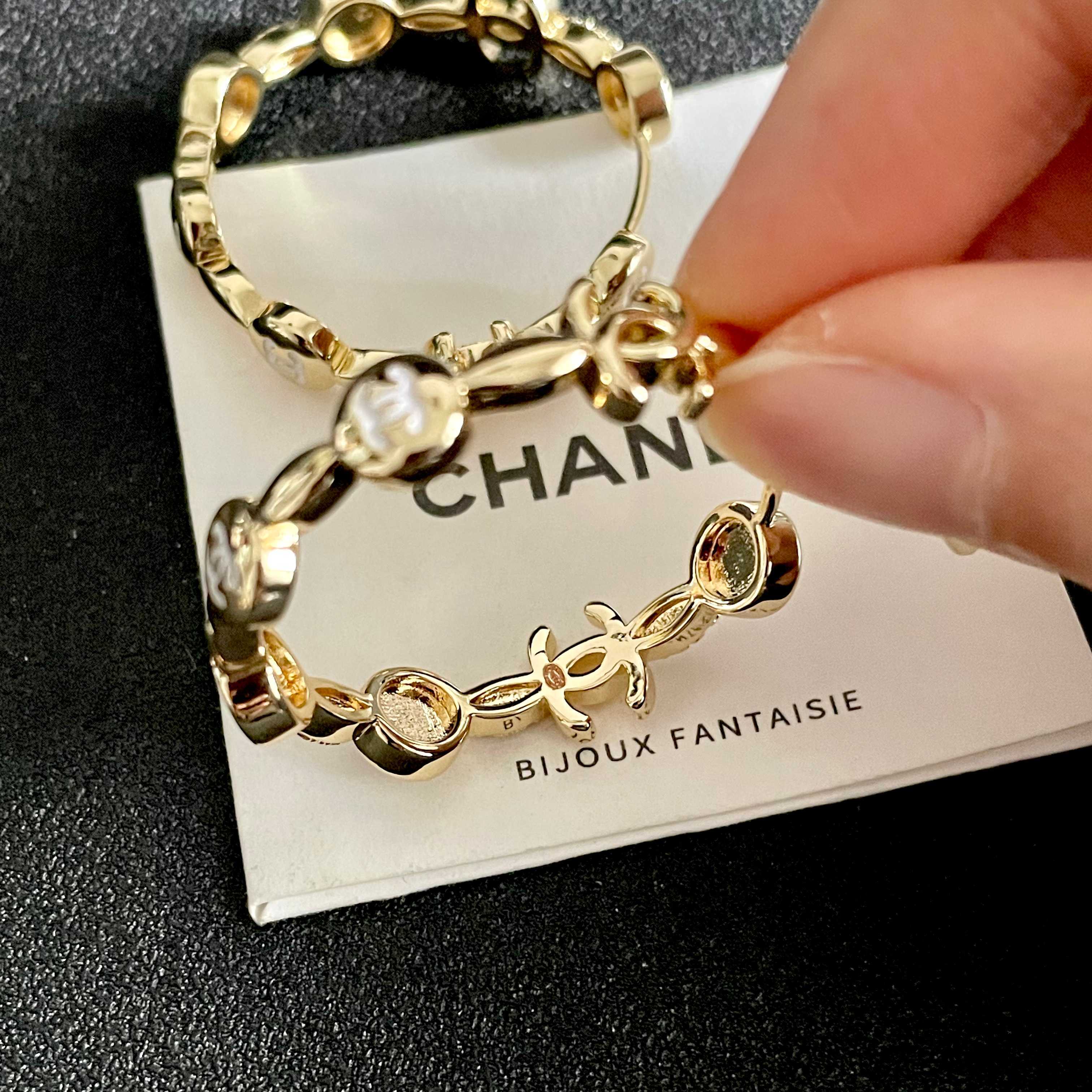 CHANEL 26S DOUBLE C LOGO WHITE ENAMEL & CRYSTAL LINK HOOP EARRINGS IN GOLD METAL 629898