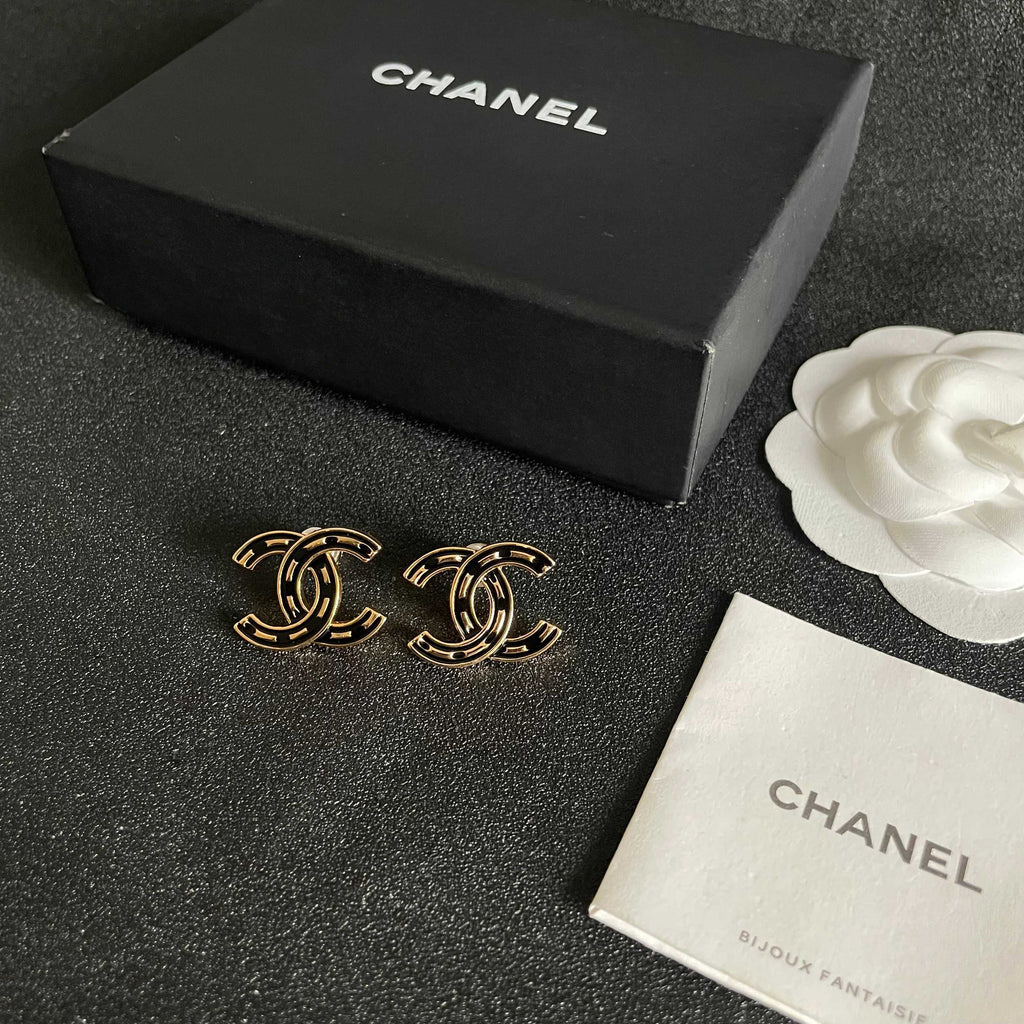 CHANEL 26S DOUBLE C LOGO BLACK ENAMEL STUD EARRINGS IN GOLD METAL 629902