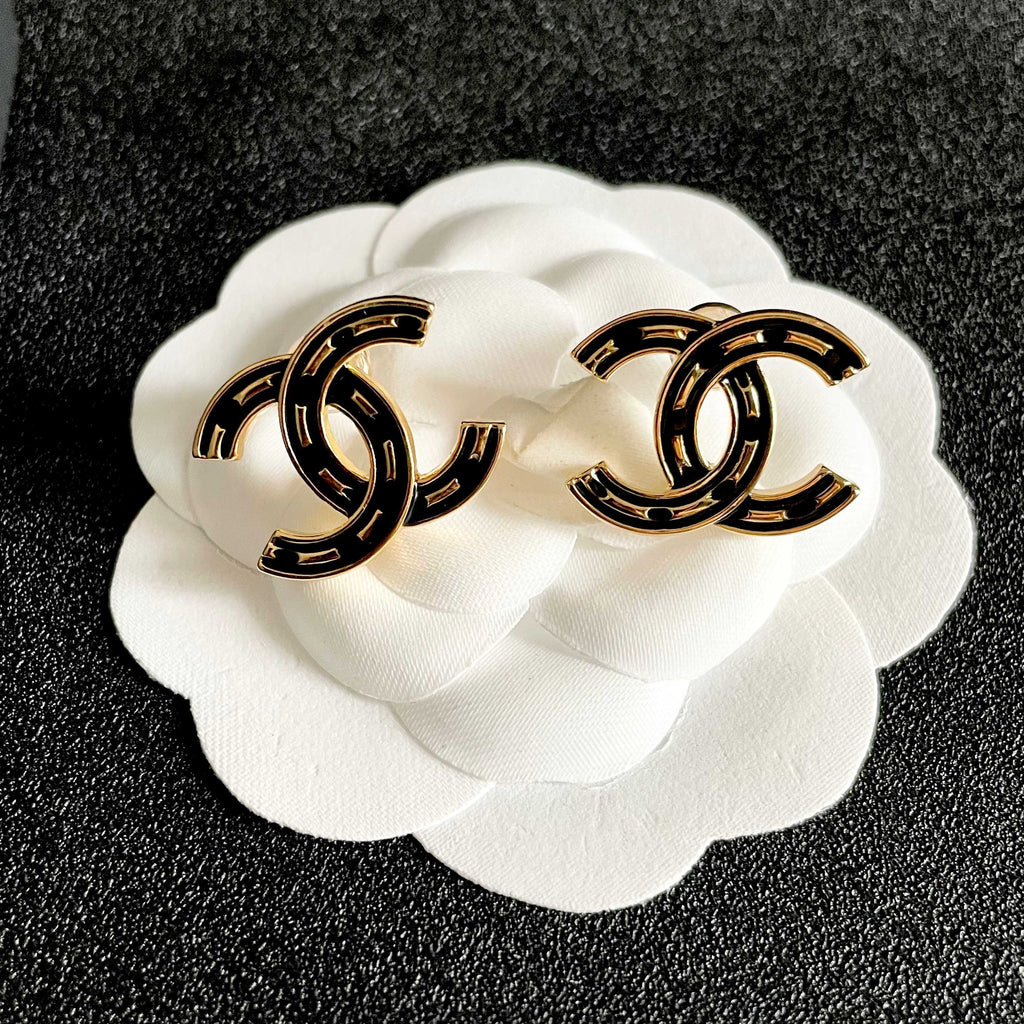 CHANEL 26S DOUBLE C LOGO BLACK ENAMEL STUD EARRINGS IN GOLD METAL 629902