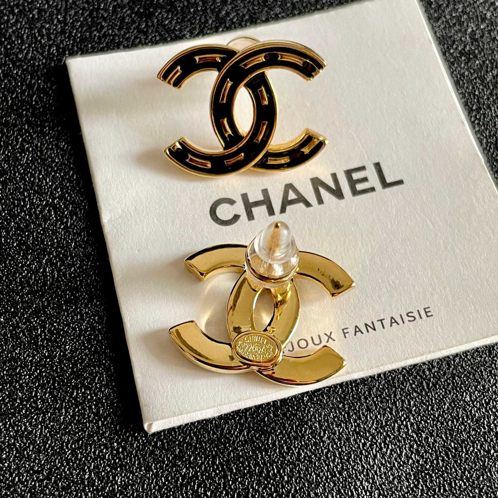 CHANEL 26S DOUBLE C LOGO BLACK ENAMEL STUD EARRINGS IN GOLD METAL 629902