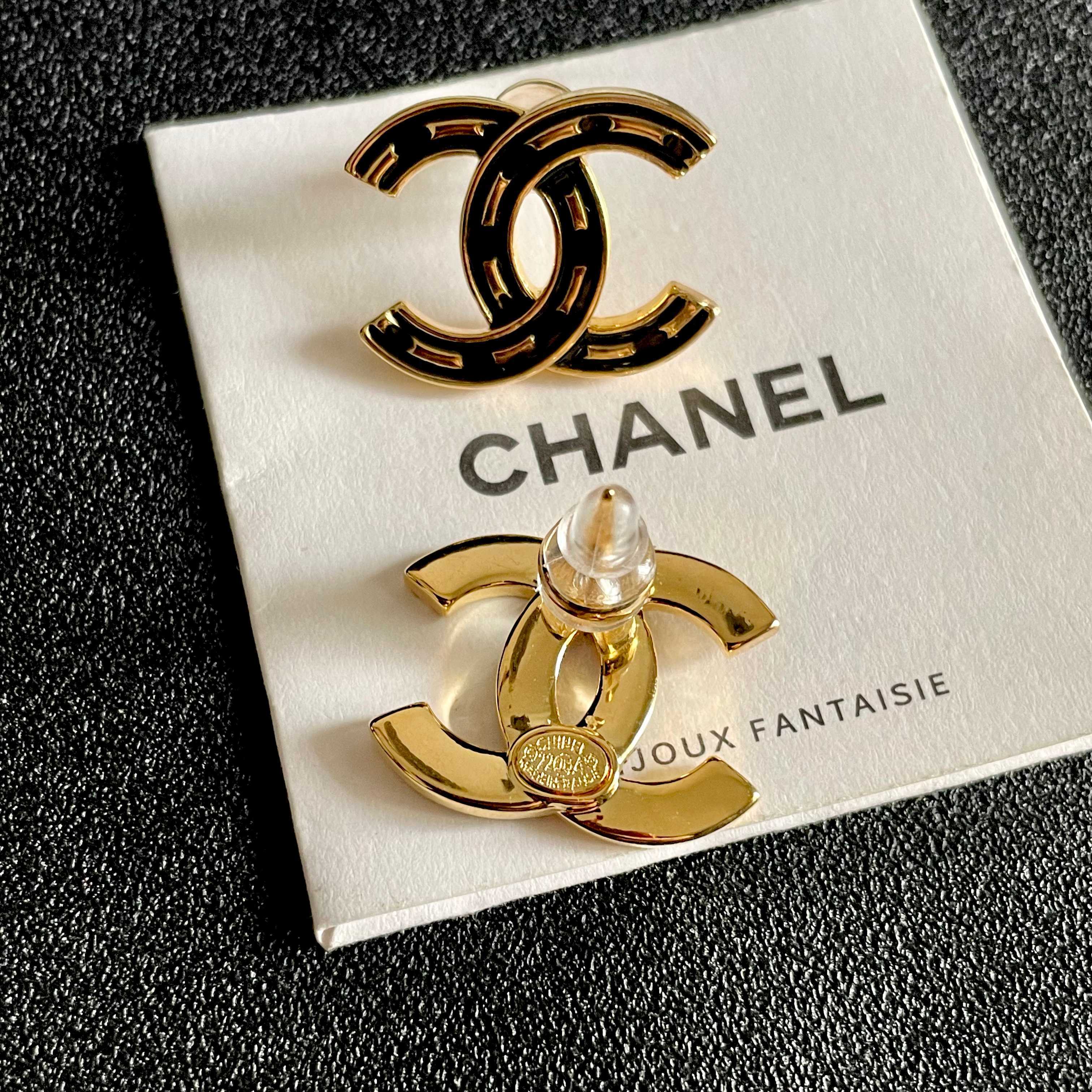 CHANEL 26S DOUBLE C LOGO BLACK ENAMEL STUD EARRINGS IN GOLD METAL 629902